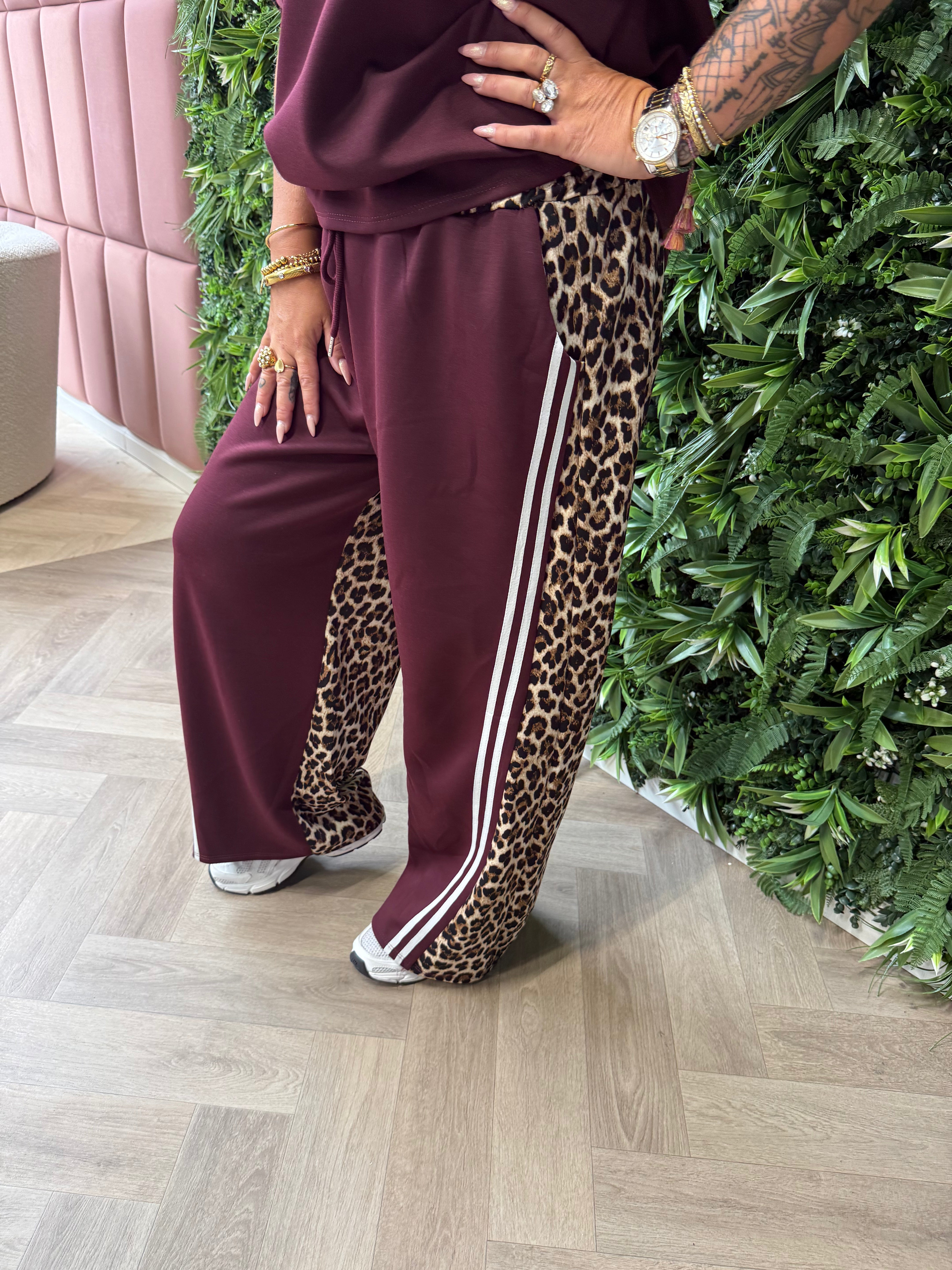 Tweedelig panter pak met bies bordeaux