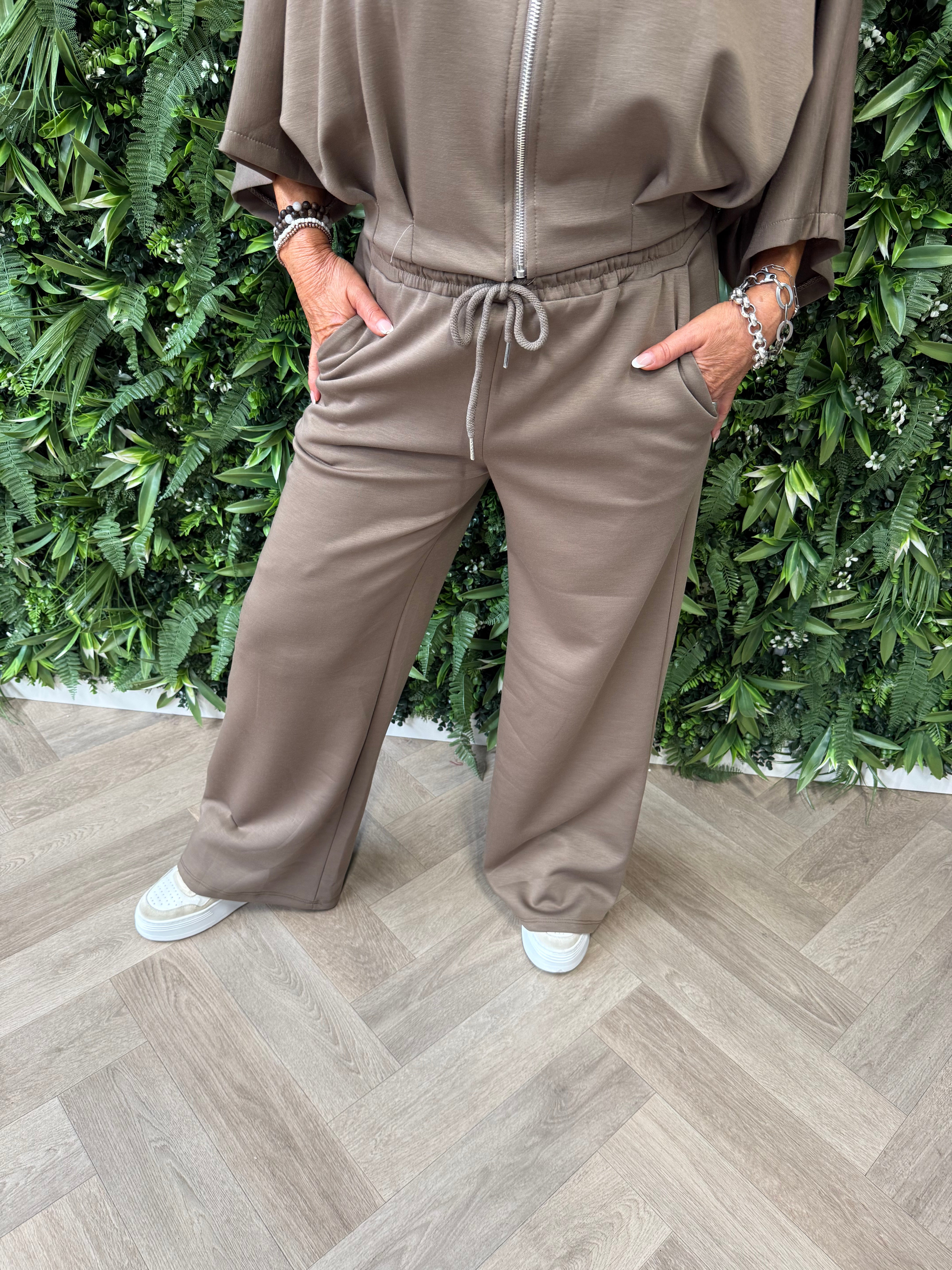 Tweedelig vest set met wijde broek taupe