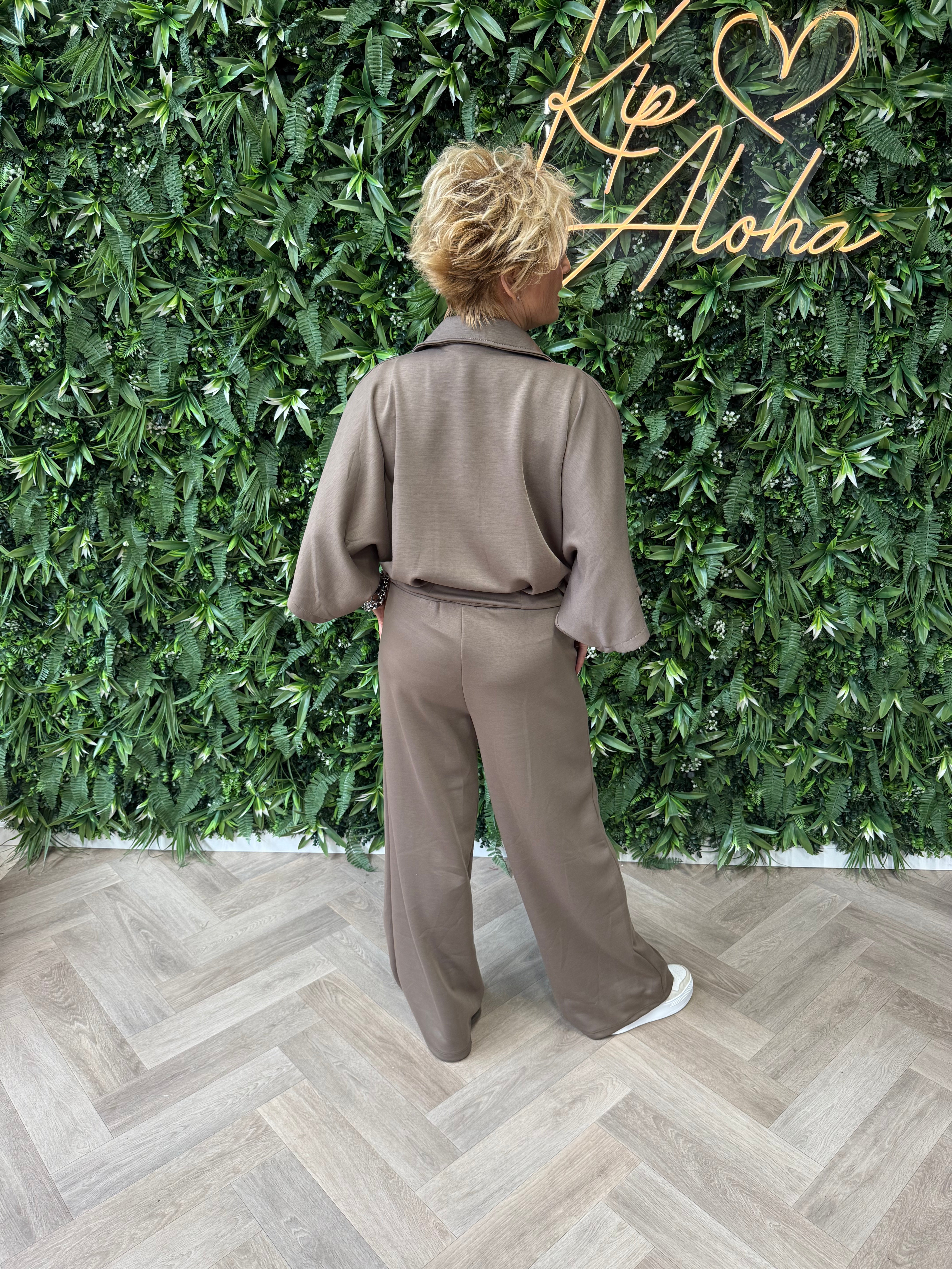 Tweedelig vest set met wijde broek taupe