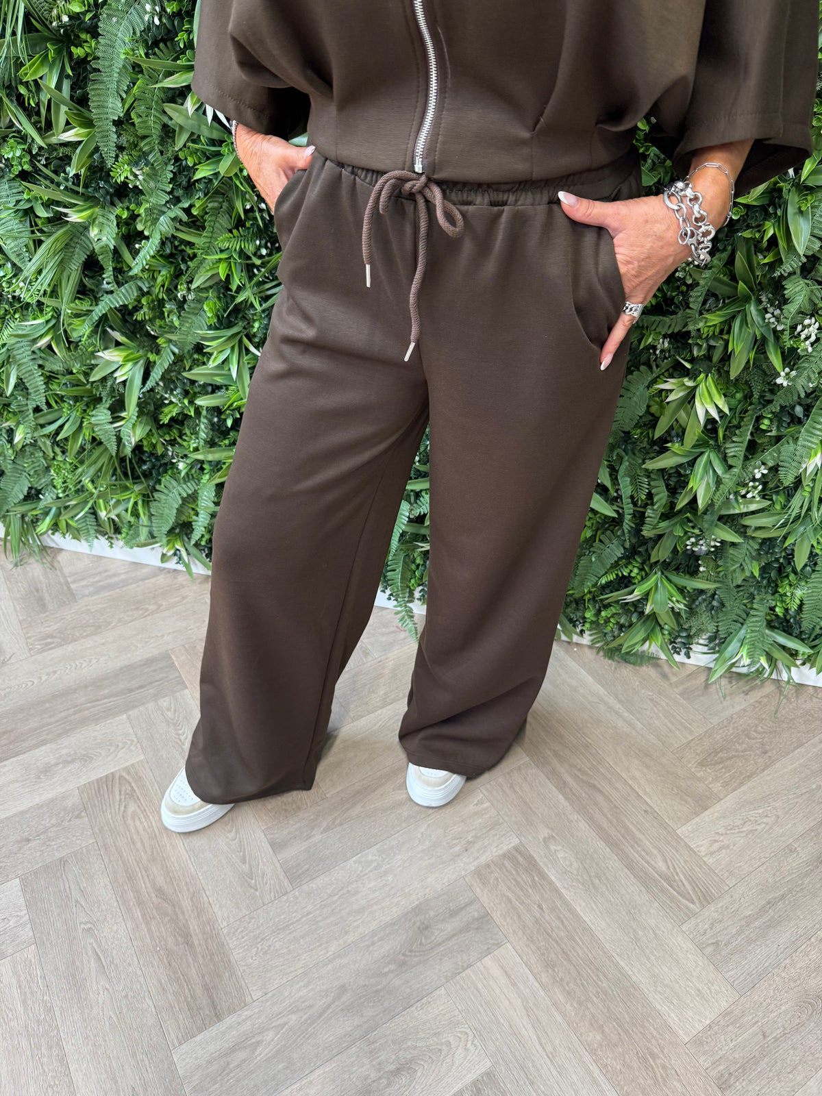 Tweedelig vest set met wijde broek donkerbruin