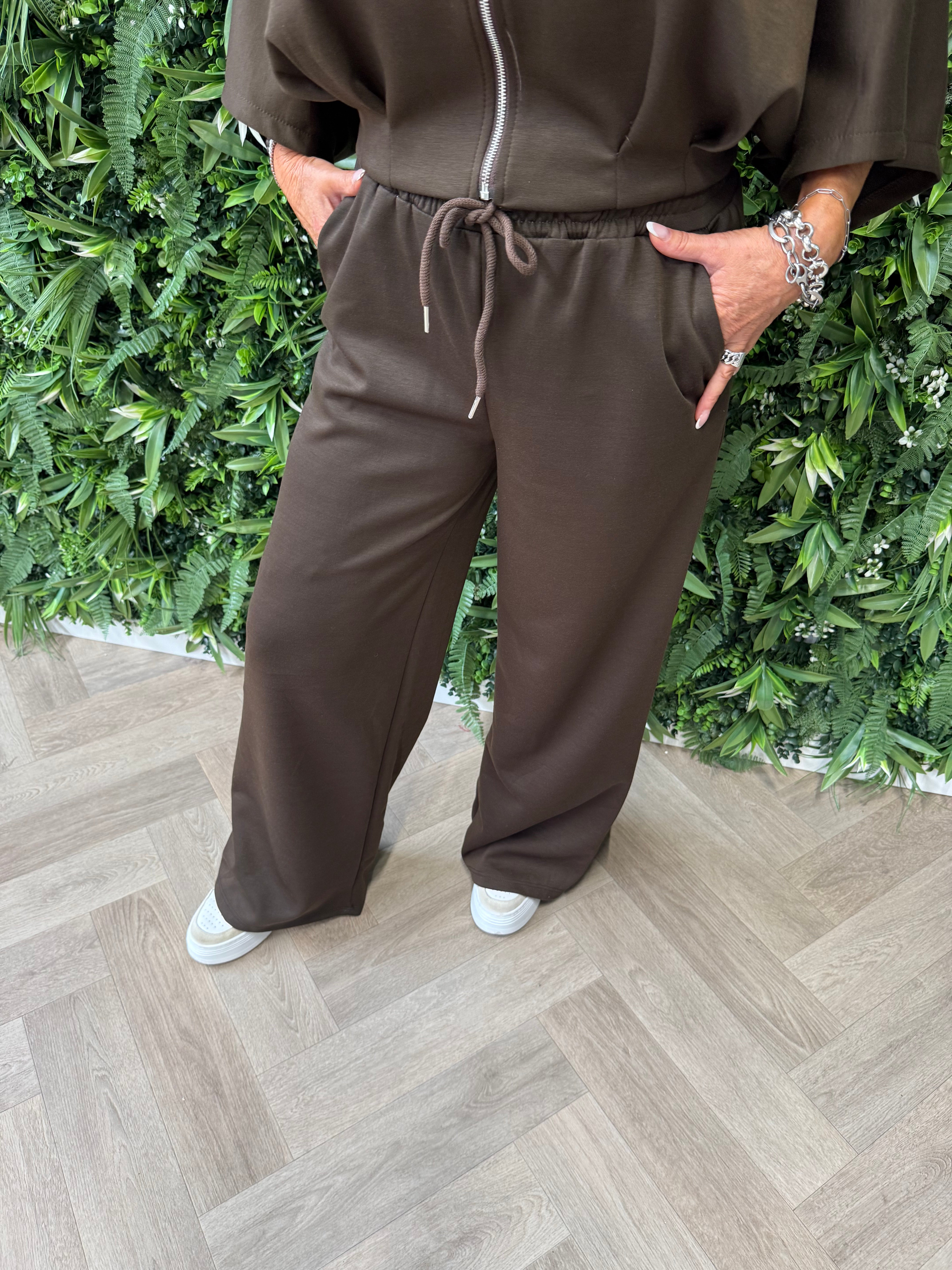 Tweedelig vest set met wijde broek donkerbruin