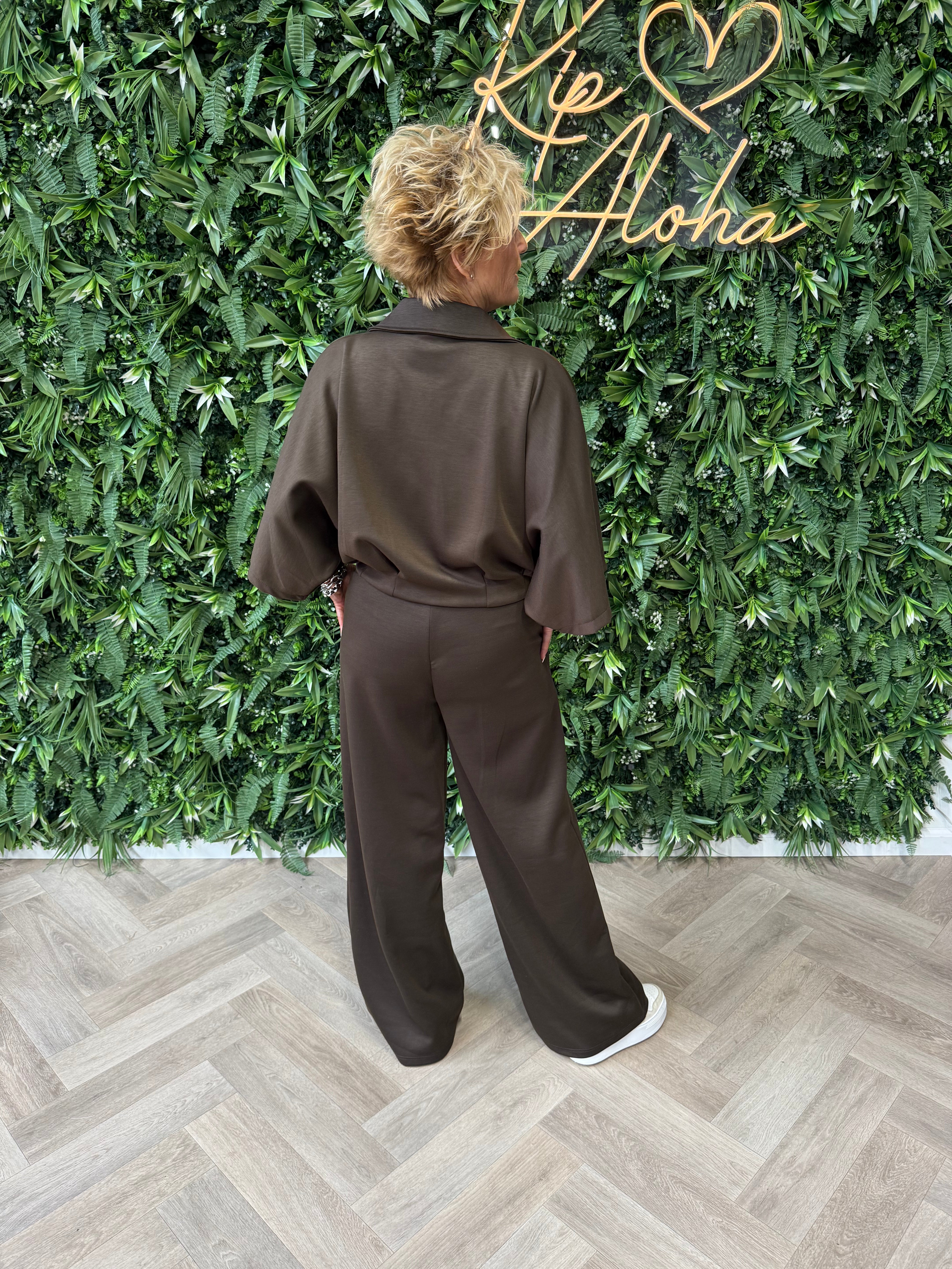 Tweedelig vest set met wijde broek donkerbruin
