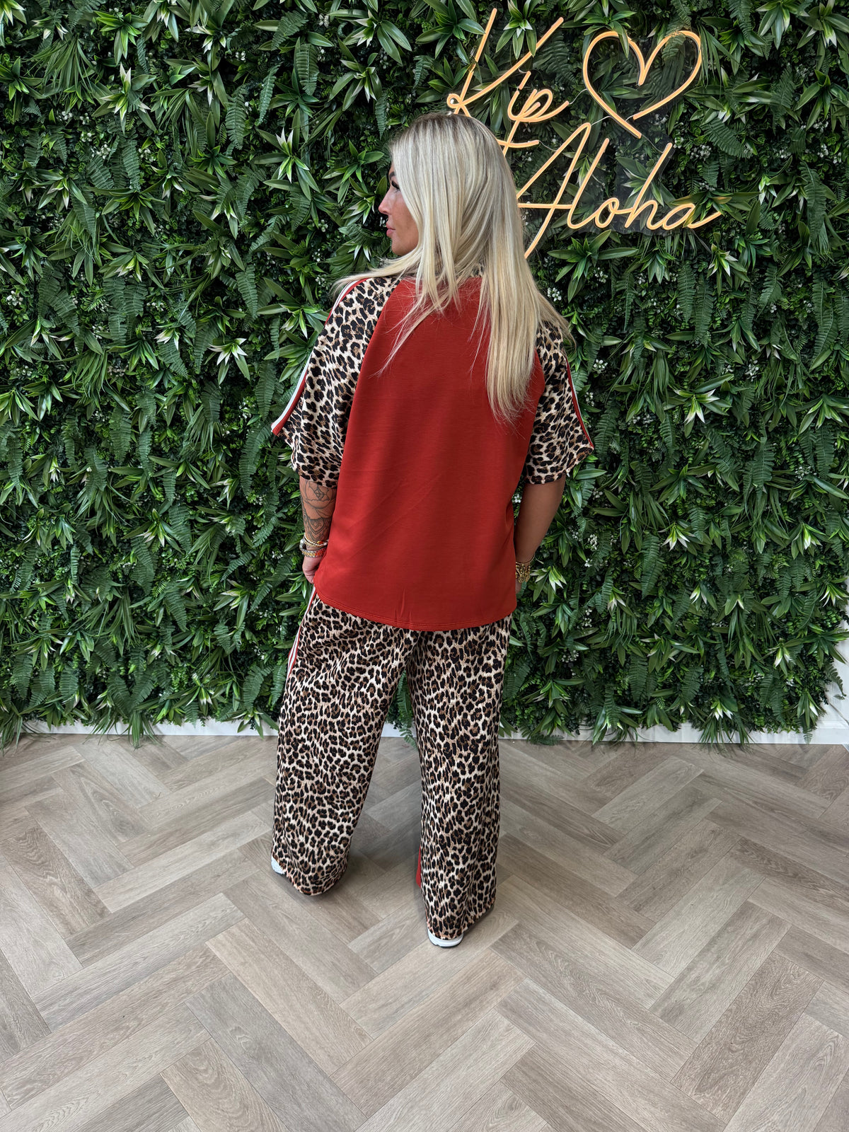 Tweedelig panter pak met bies brique