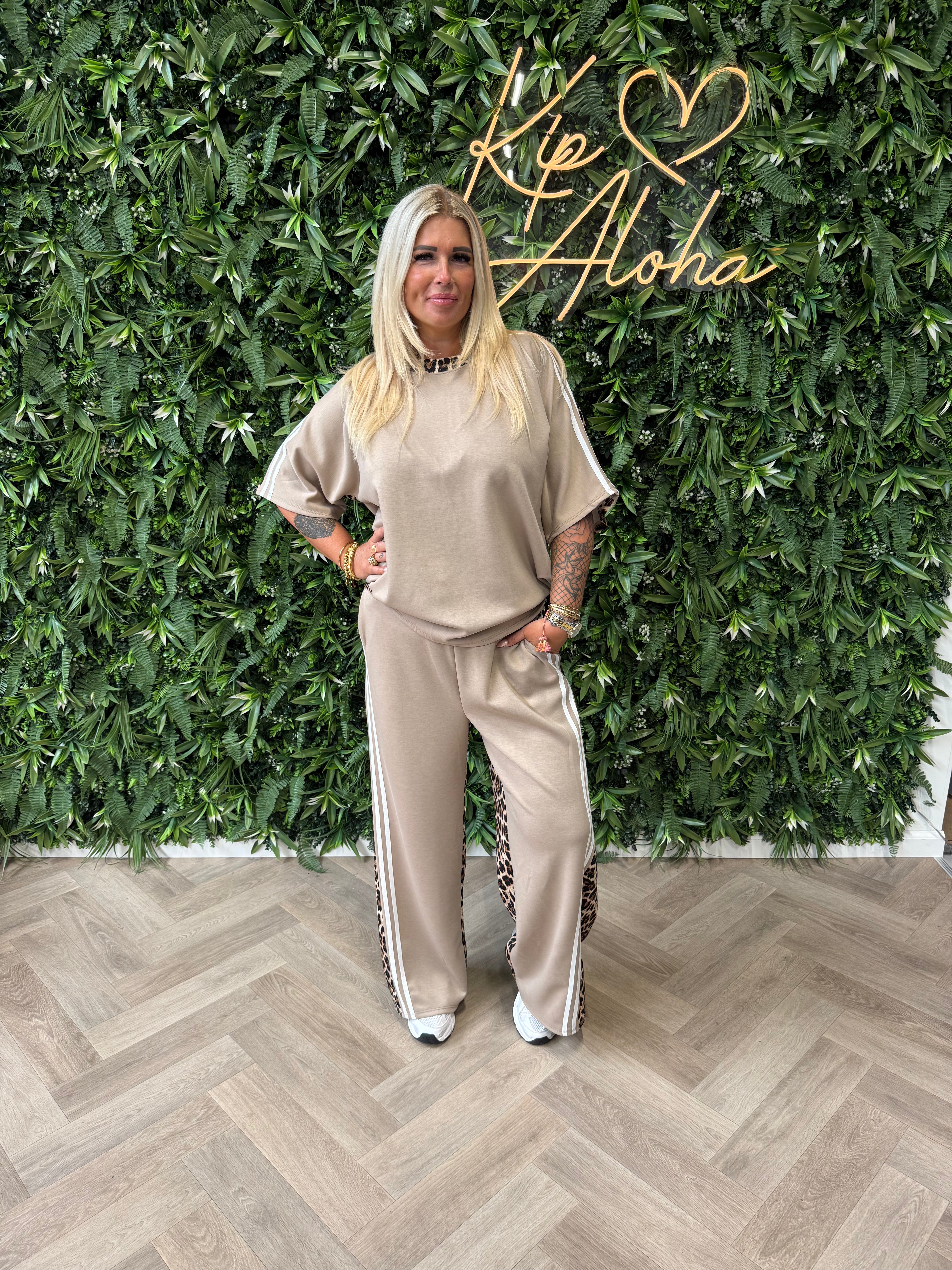 Tweedelig panter pak met bies beige