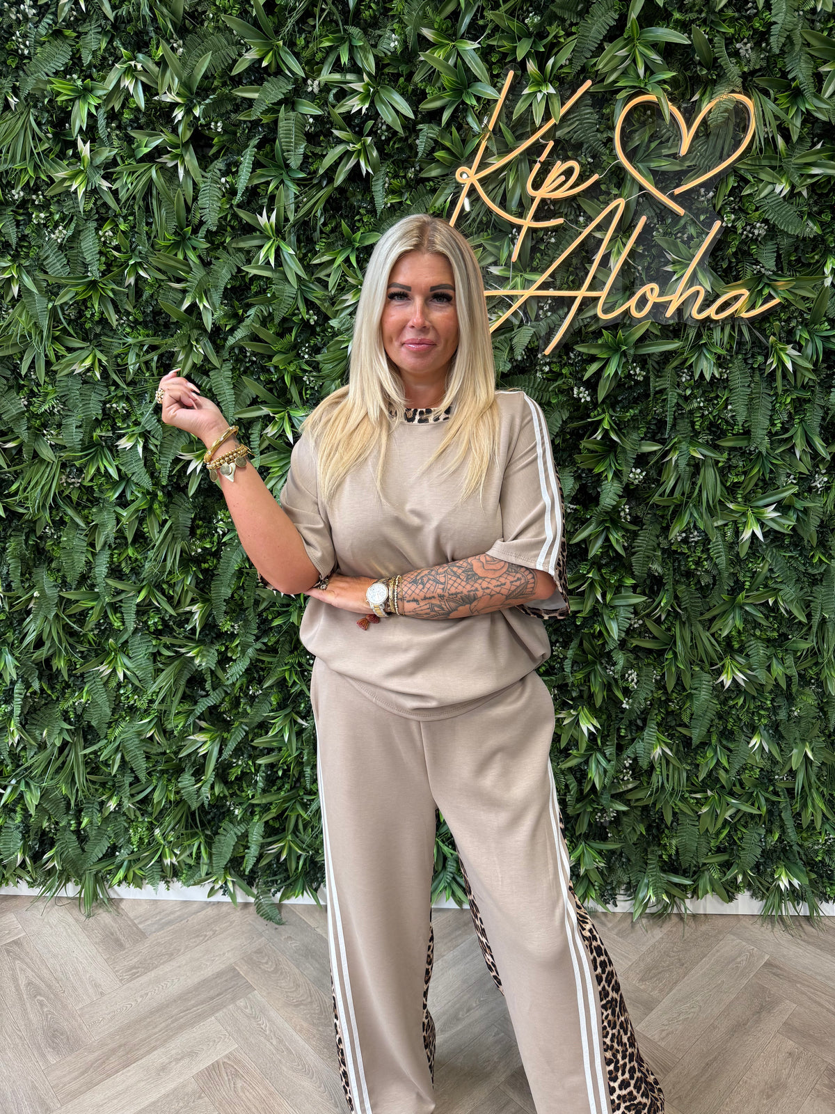 Tweedelig panter pak met bies beige