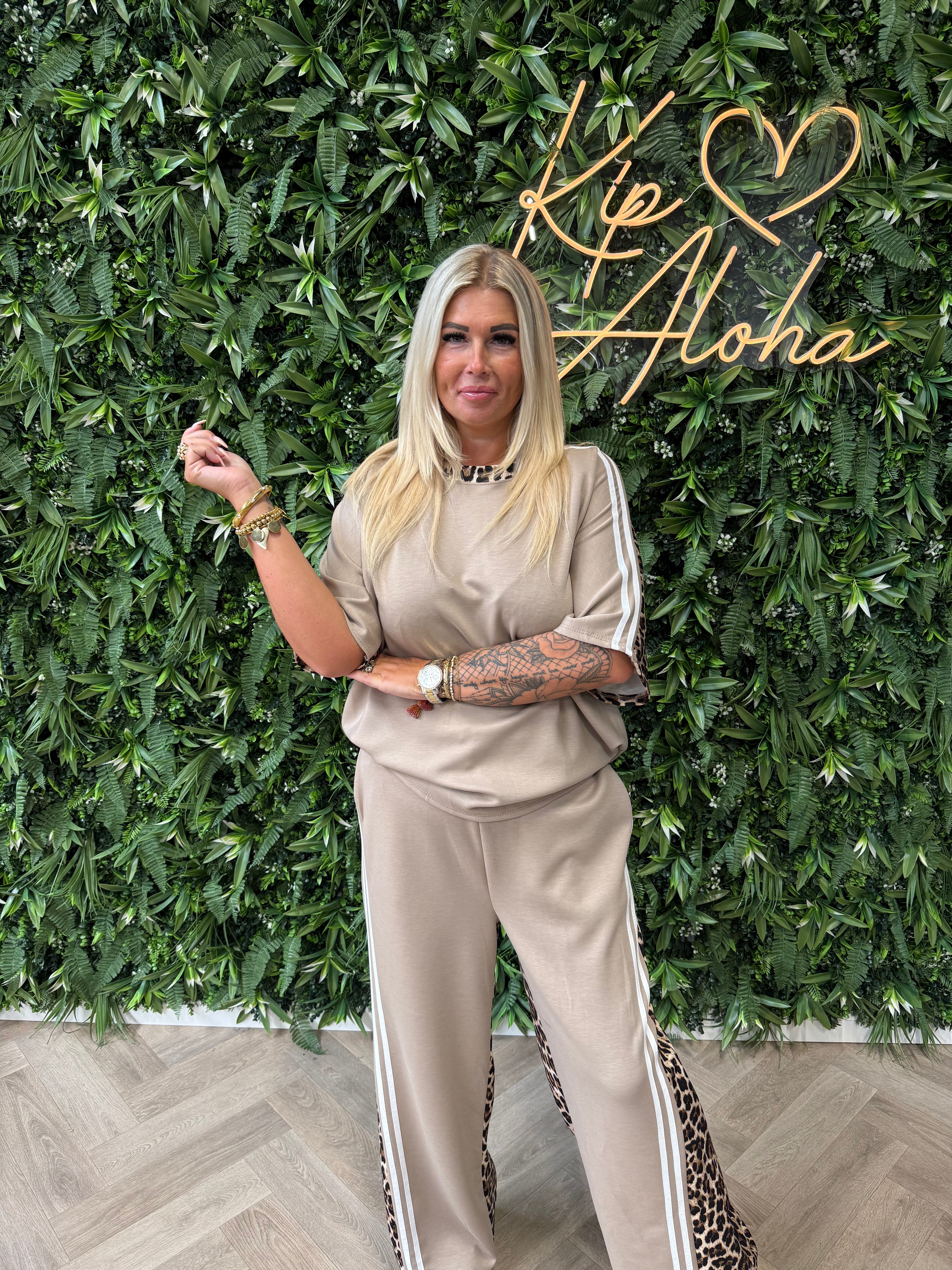Tweedelig panter pak met bies beige