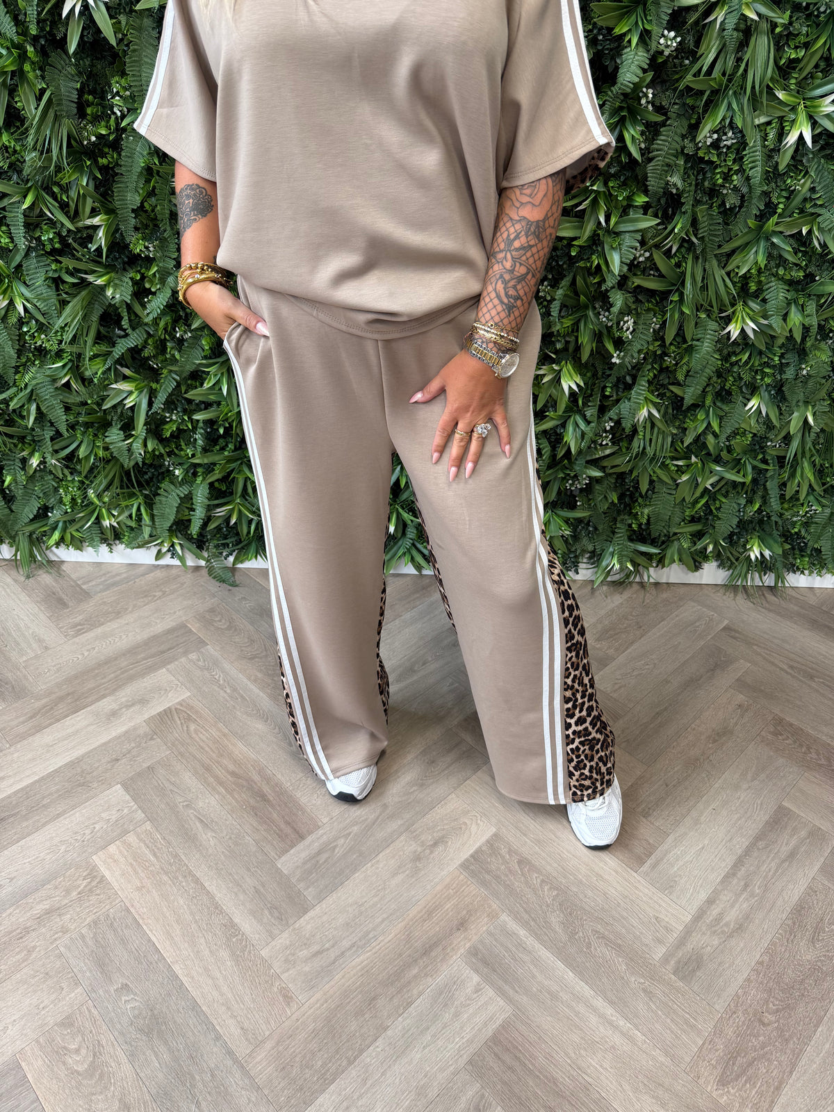 Tweedelig panter pak met bies beige