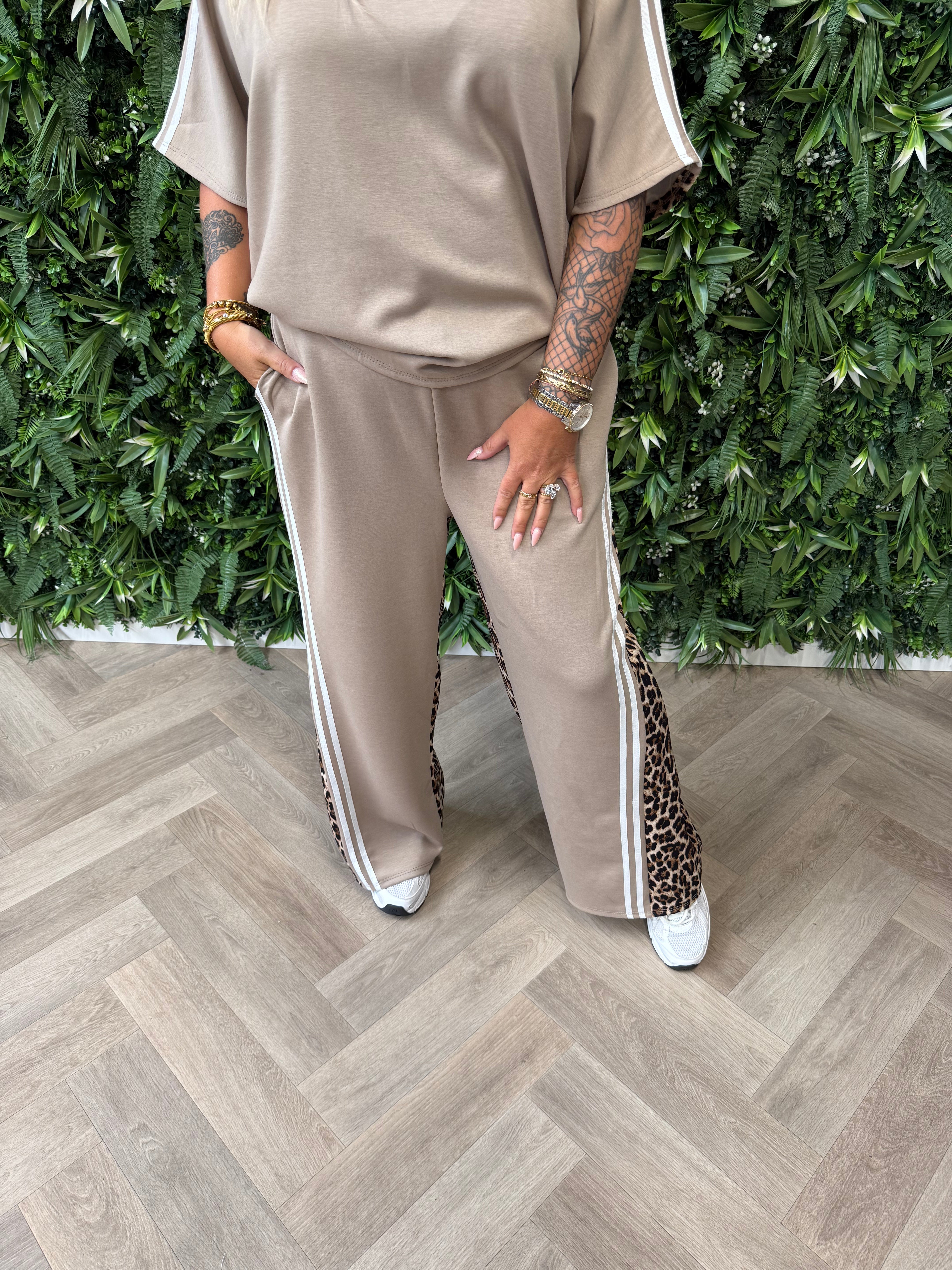 Tweedelig panter pak met bies beige