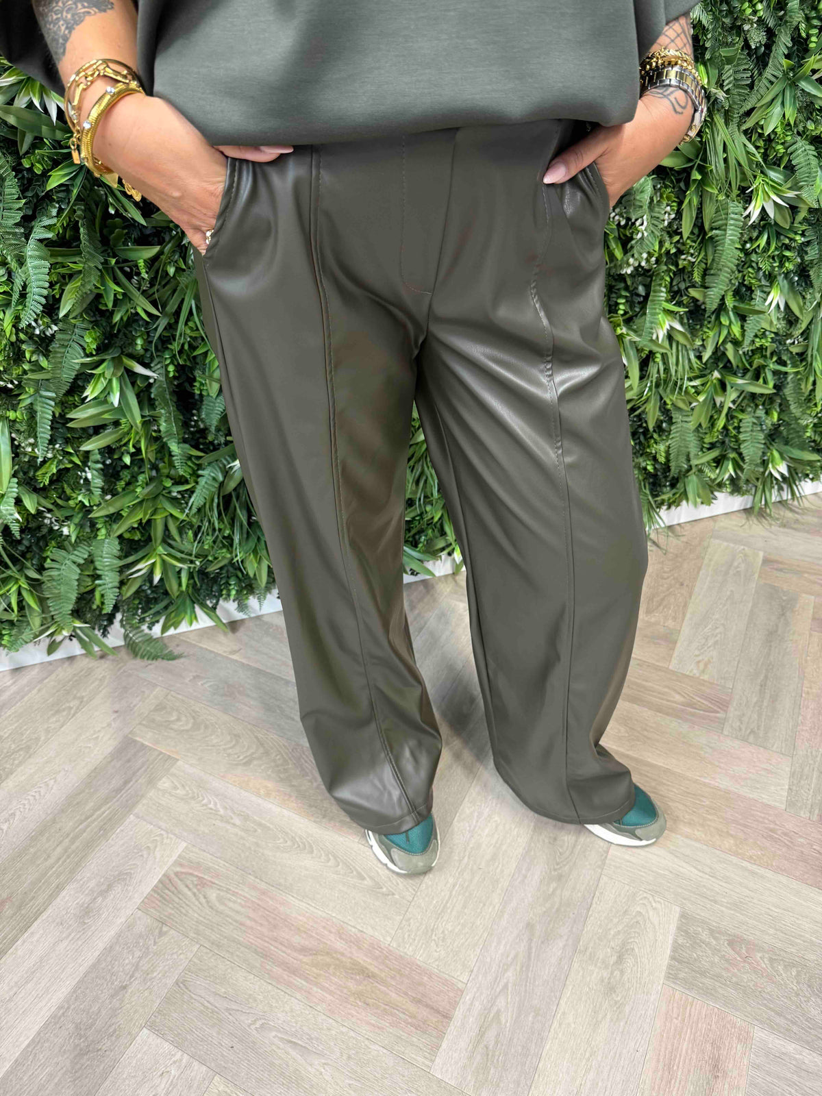 Tweedelig set leatherlook legergroen