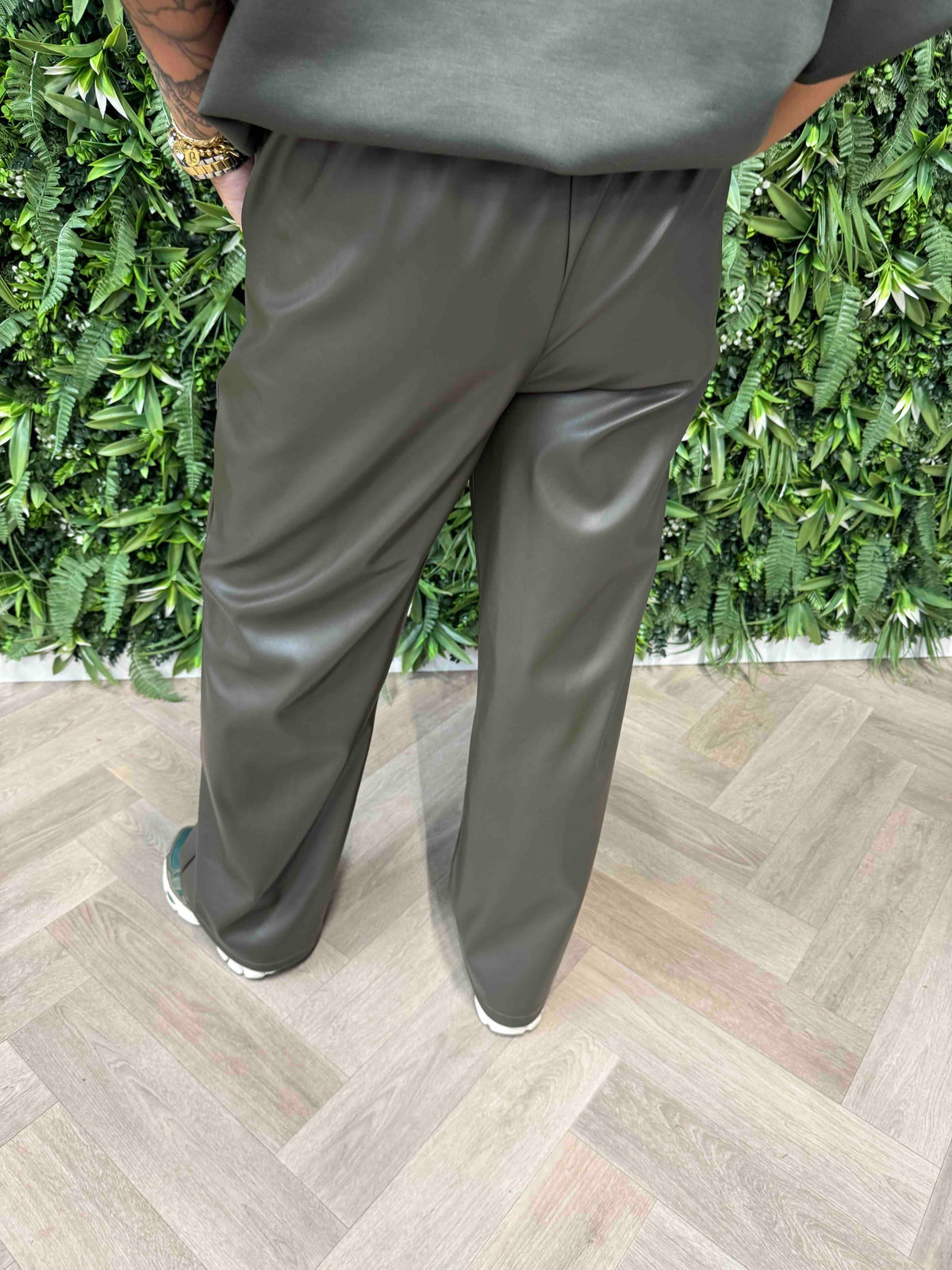 Tweedelig set leatherlook legergroen