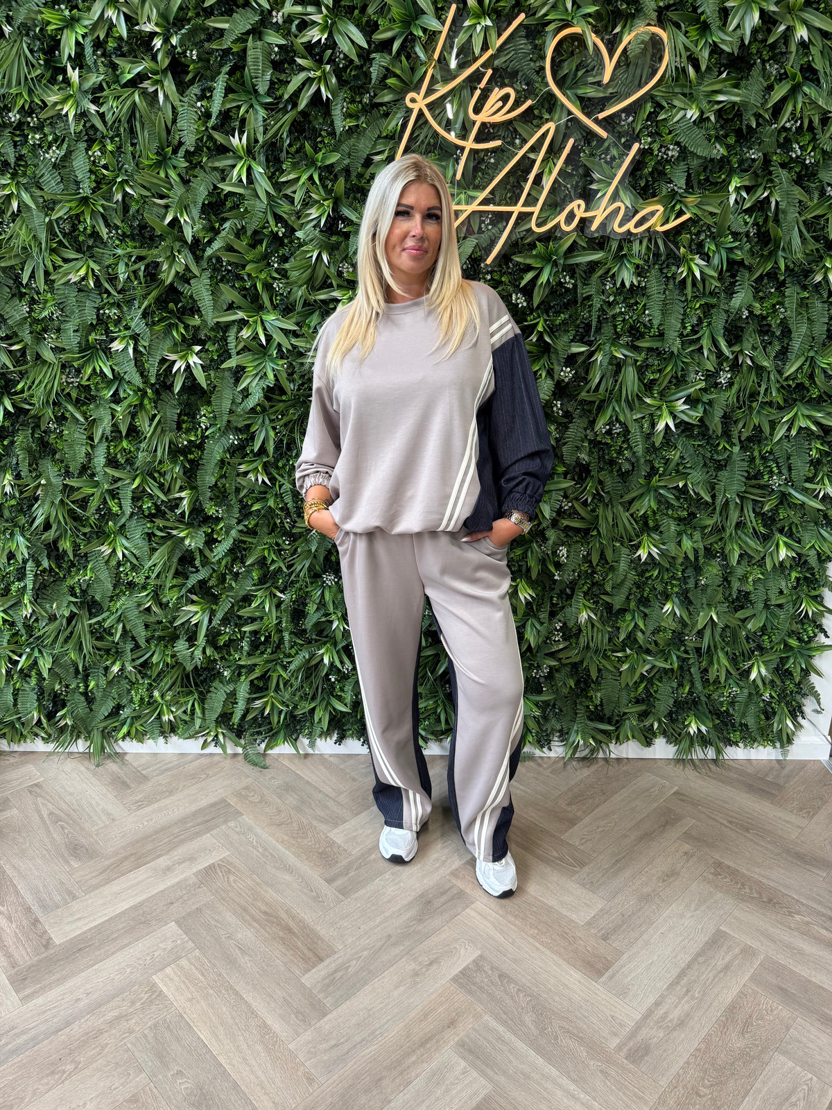 Tweedelig joggingspak met jeans details taupe