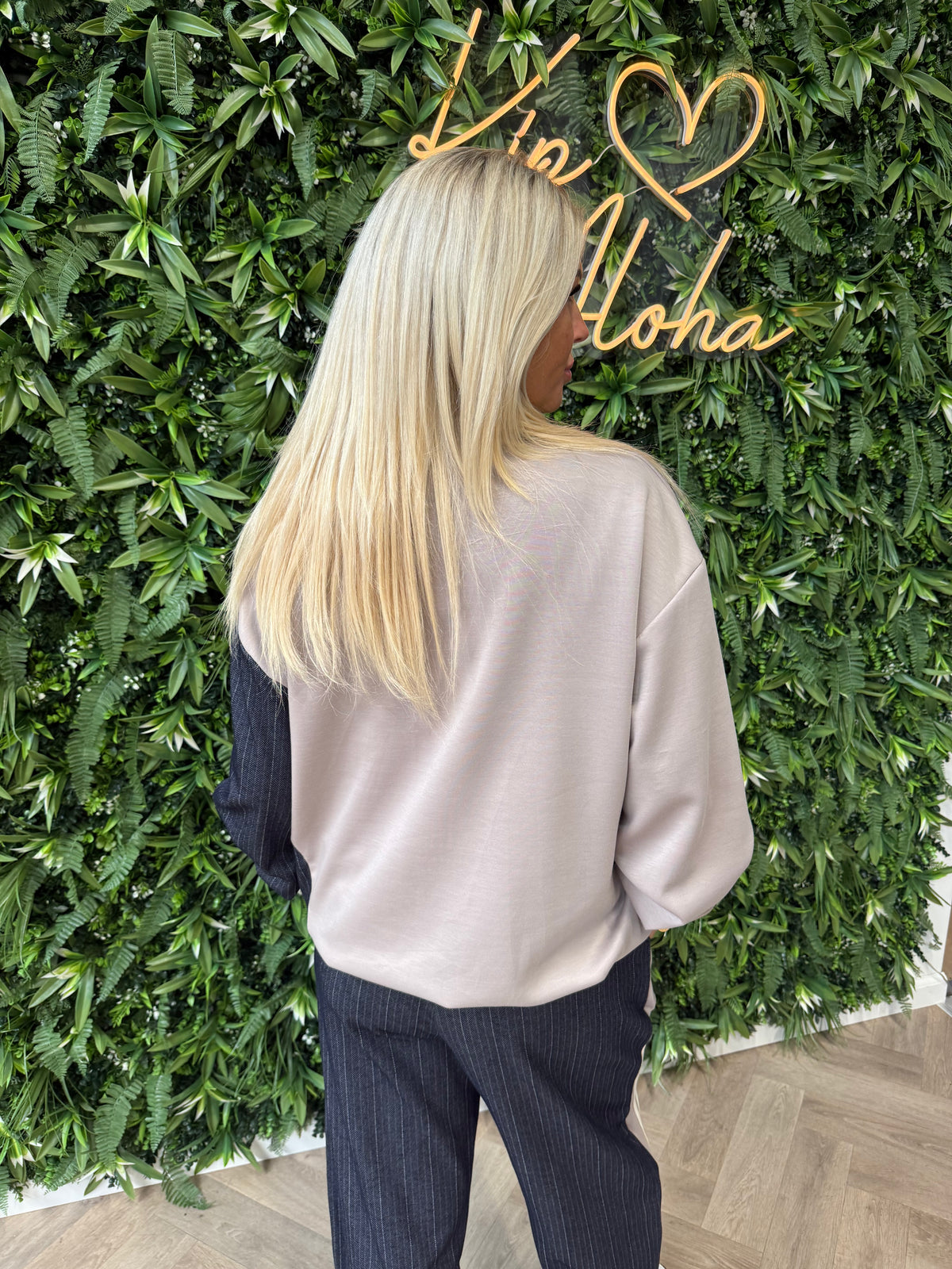 Tweedelig joggingspak met jeans details taupe