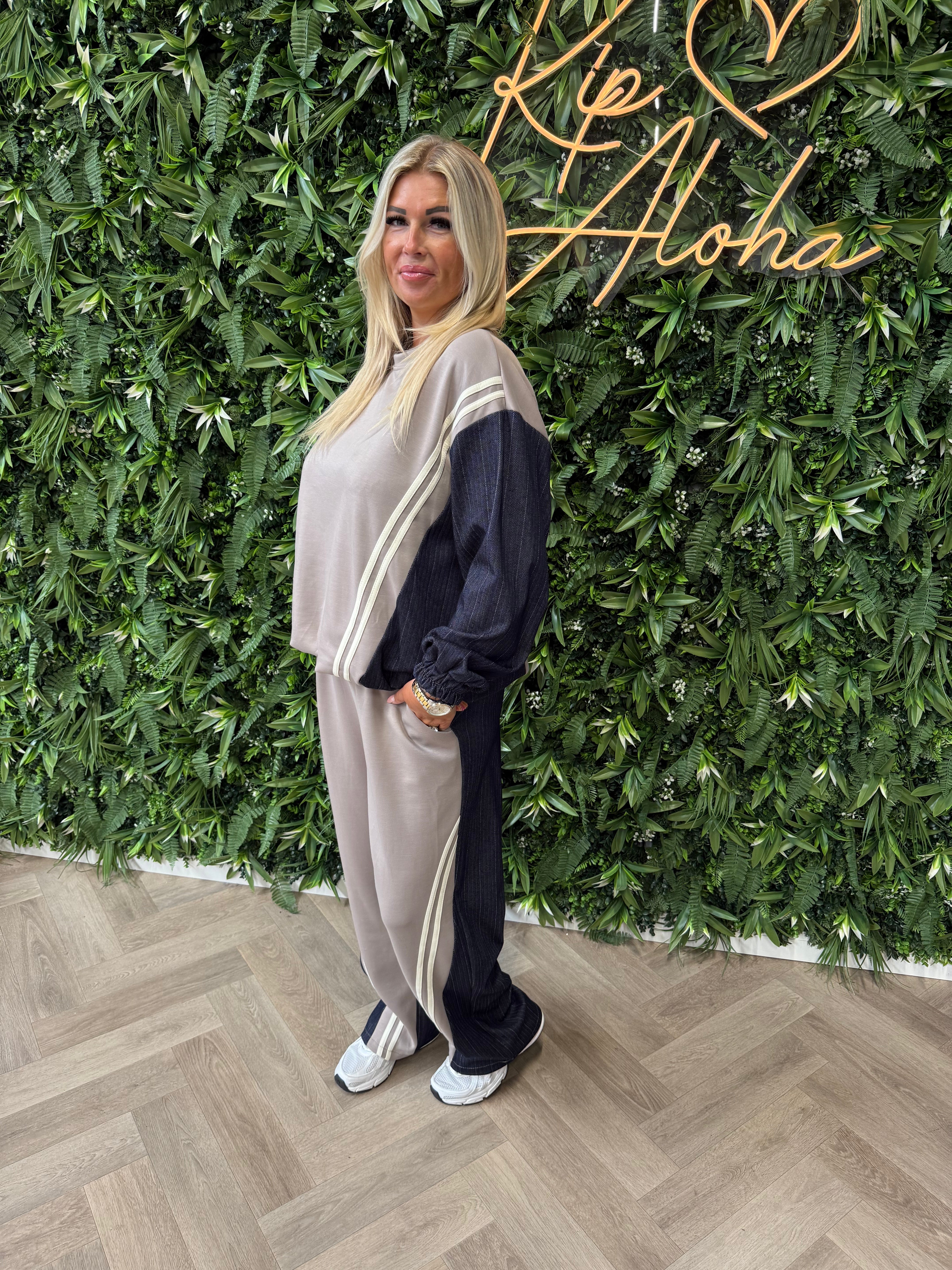 Tweedelig joggingspak met jeans details taupe