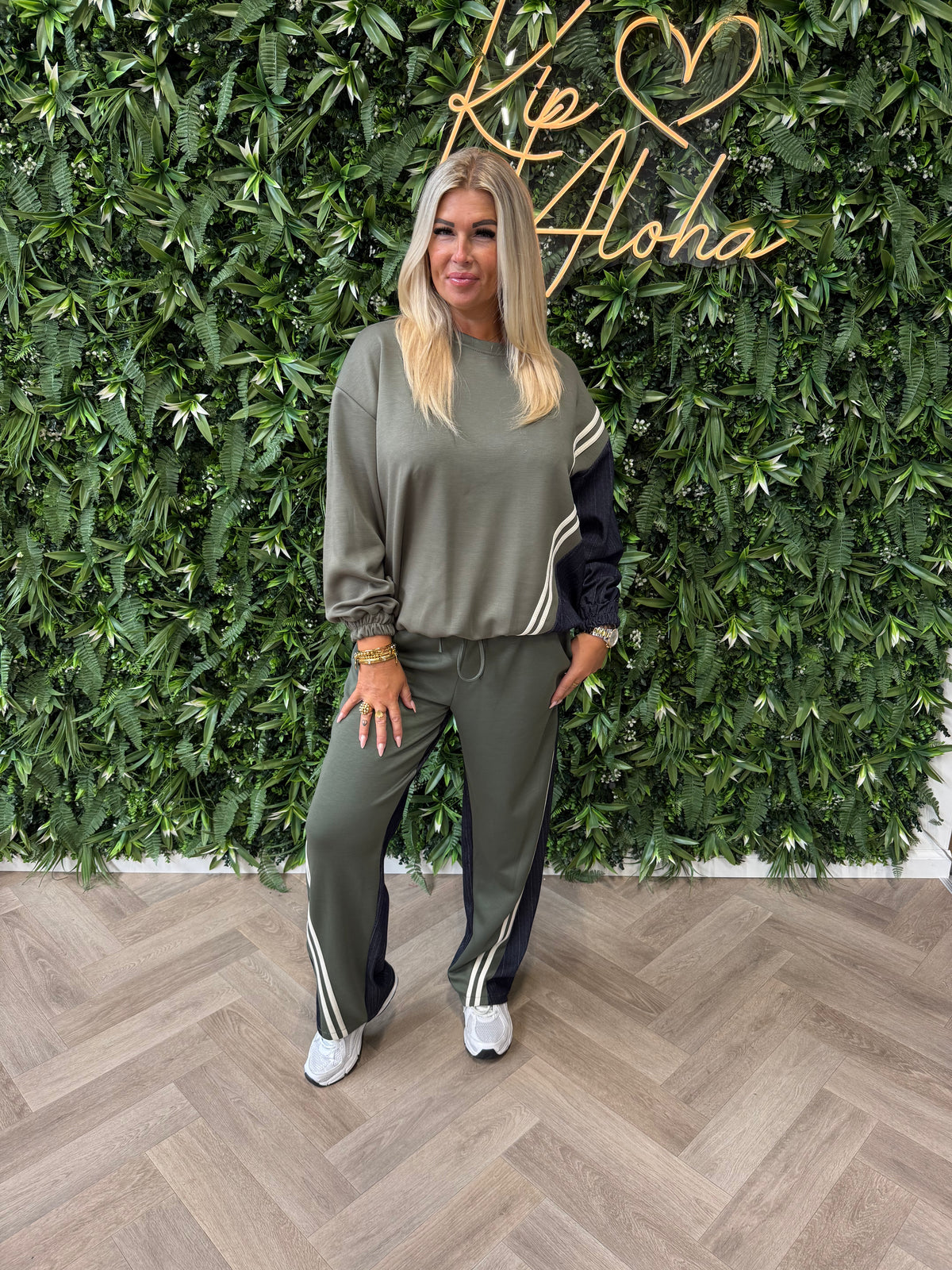 Tweedelig joggingspak met jeans details legergroen
