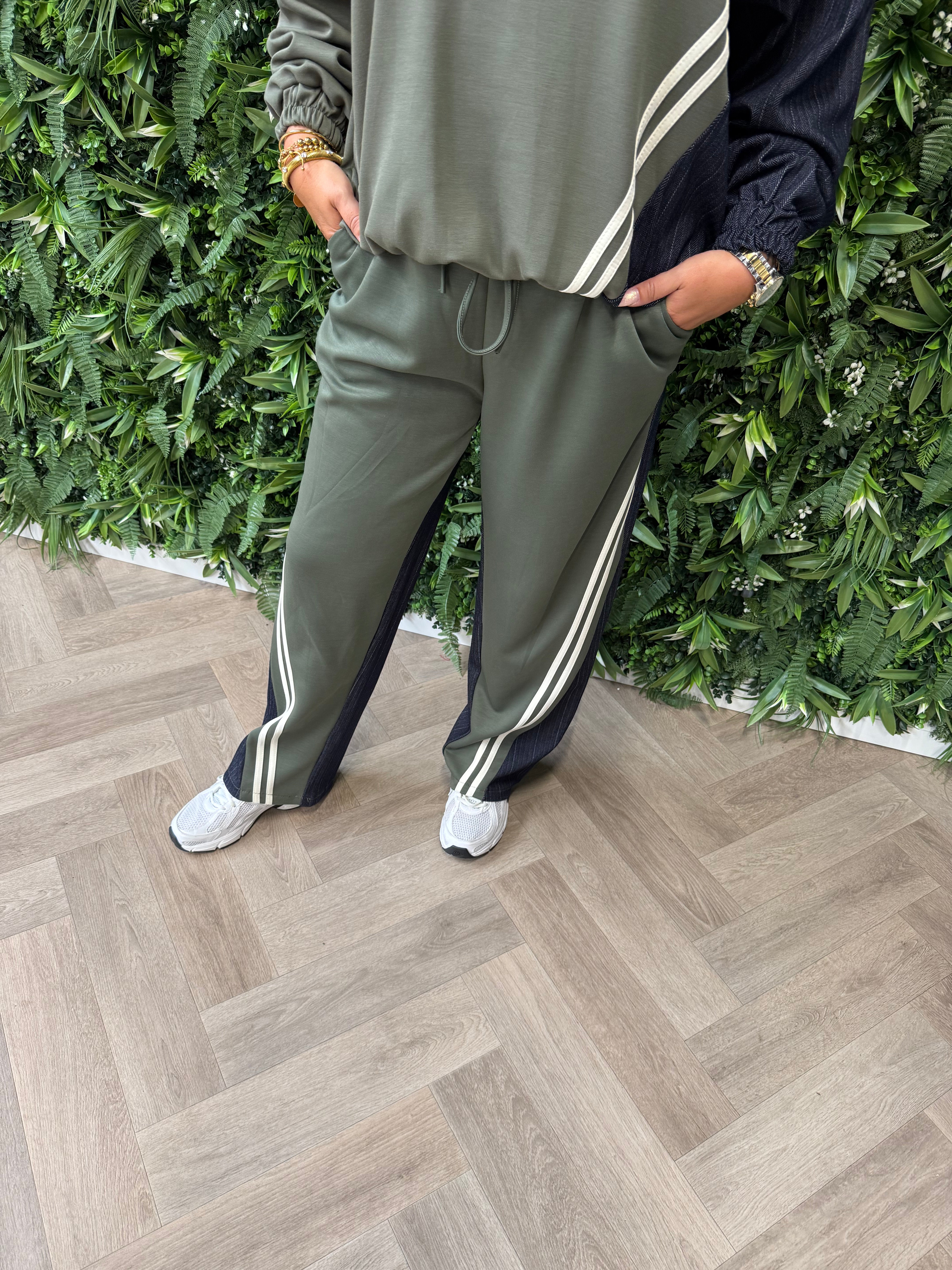 Tweedelig joggingspak met jeans details legergroen