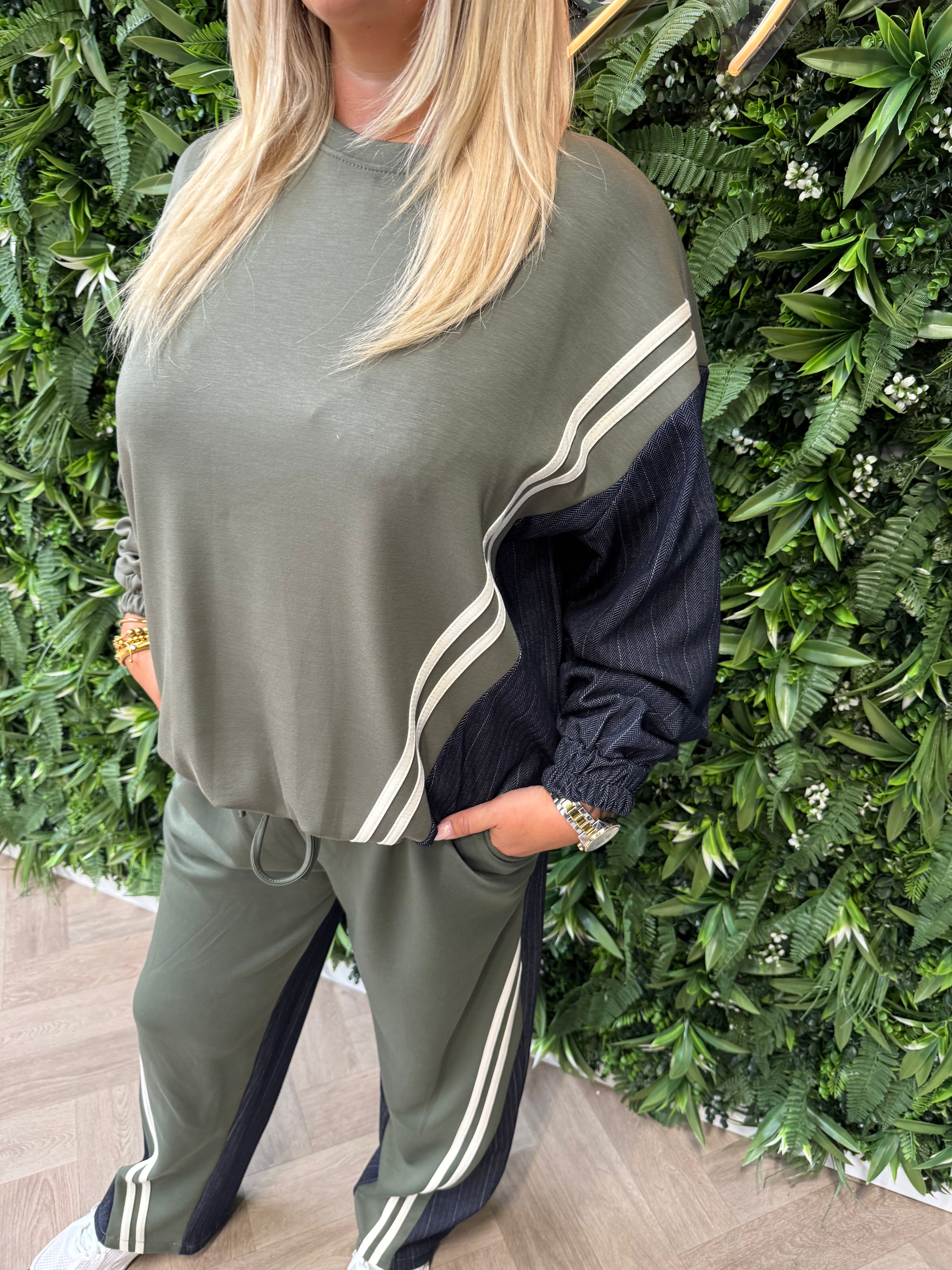 Tweedelig joggingspak met jeans details legergroen