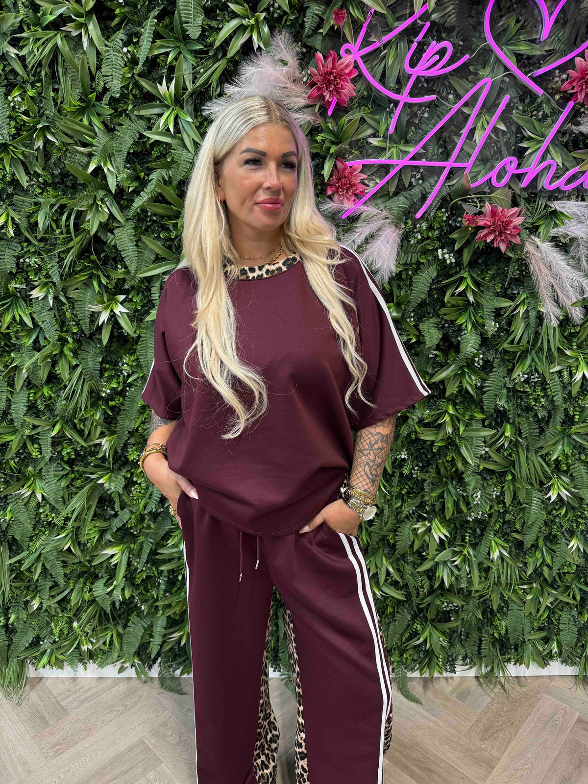 Tweedelig panter pak met bies bordeaux