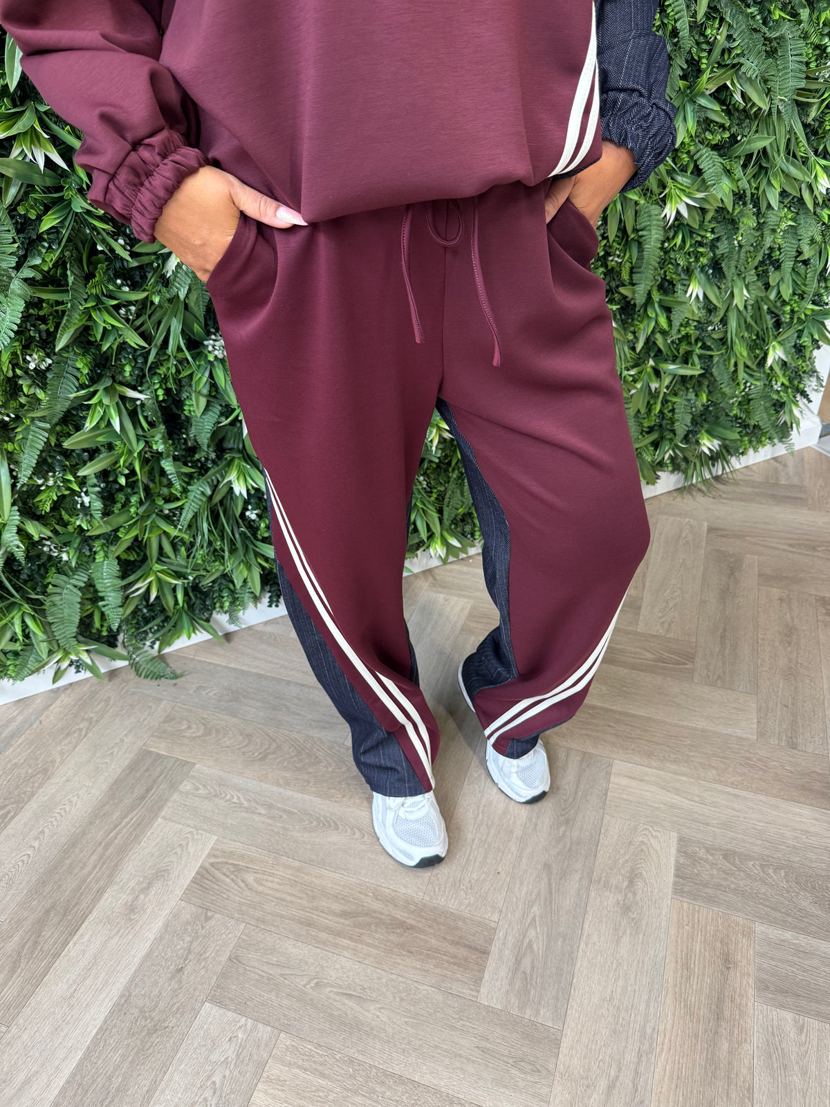 Tweedelig joggingspak met jeans details bordeaux