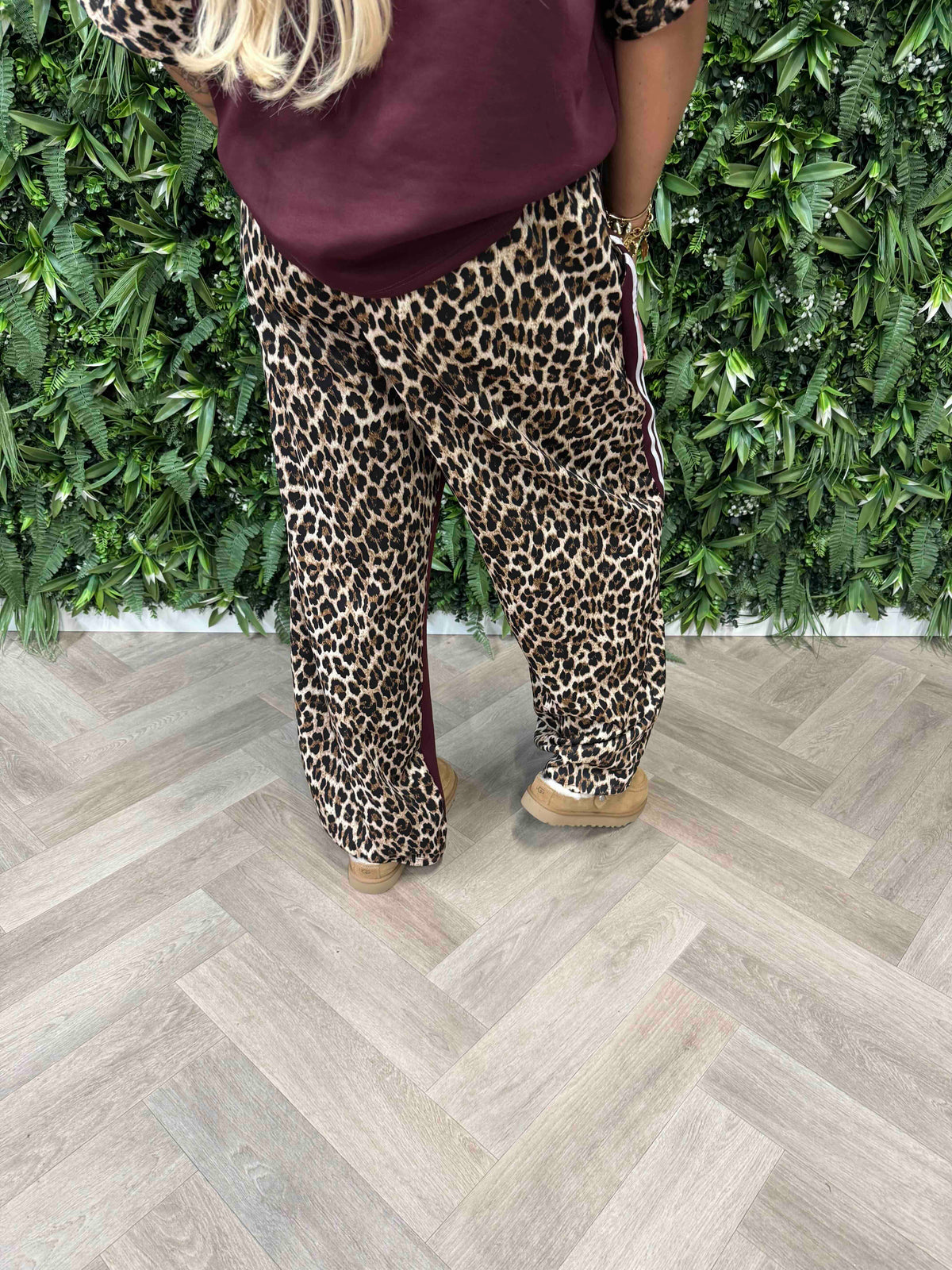 Tweedelig panter pak met bies bordeaux