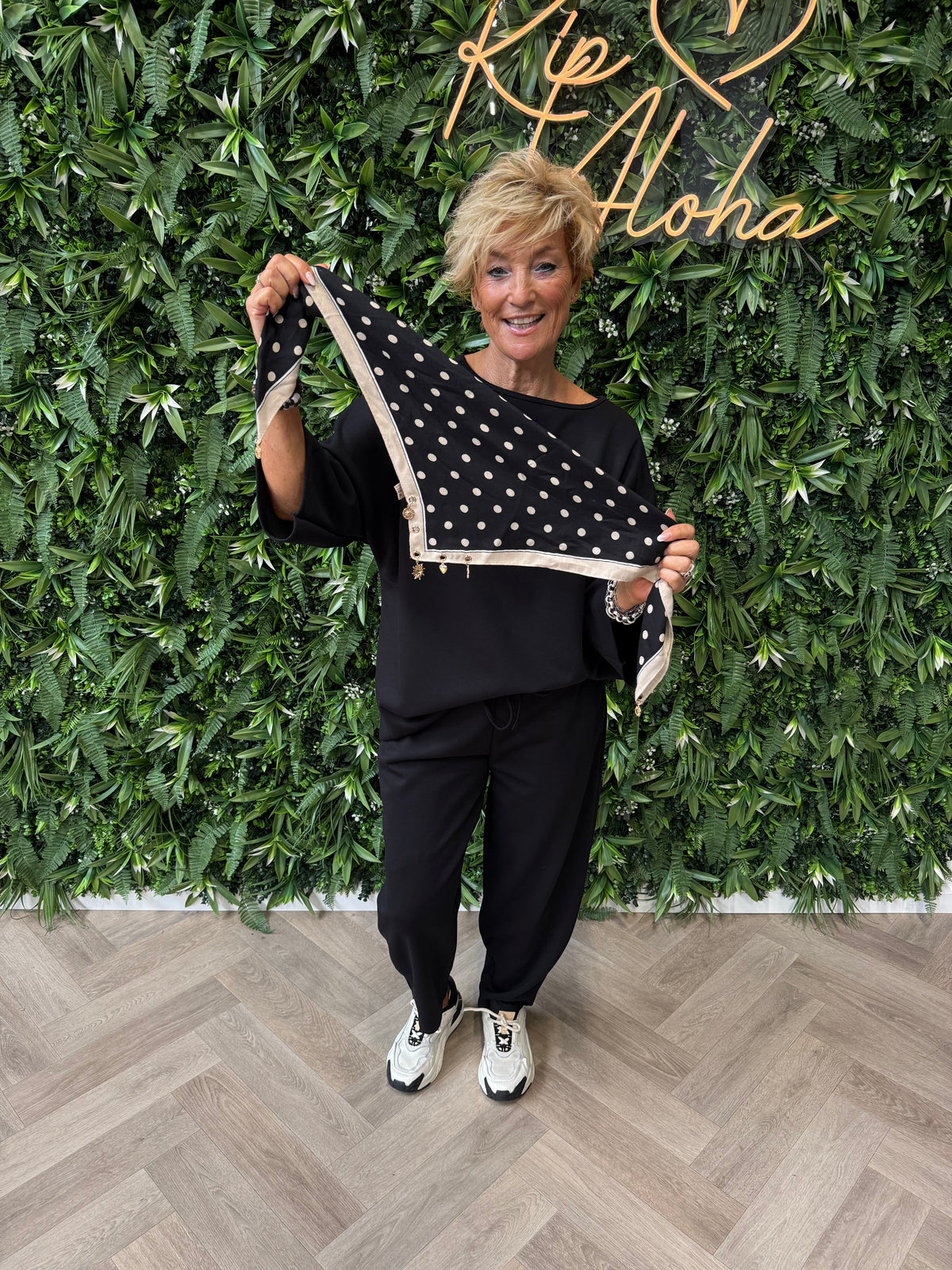 Kort sjaaltje dots met sierdetails zwart