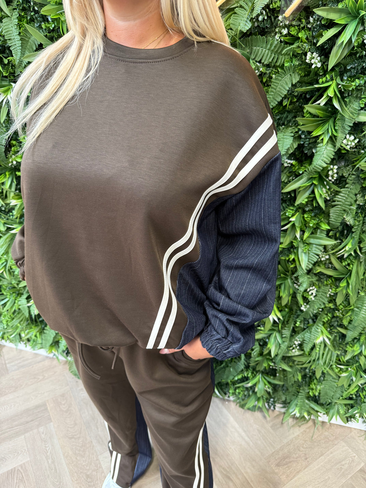 Tweedelig joggingspak met jeans details donkerbruin