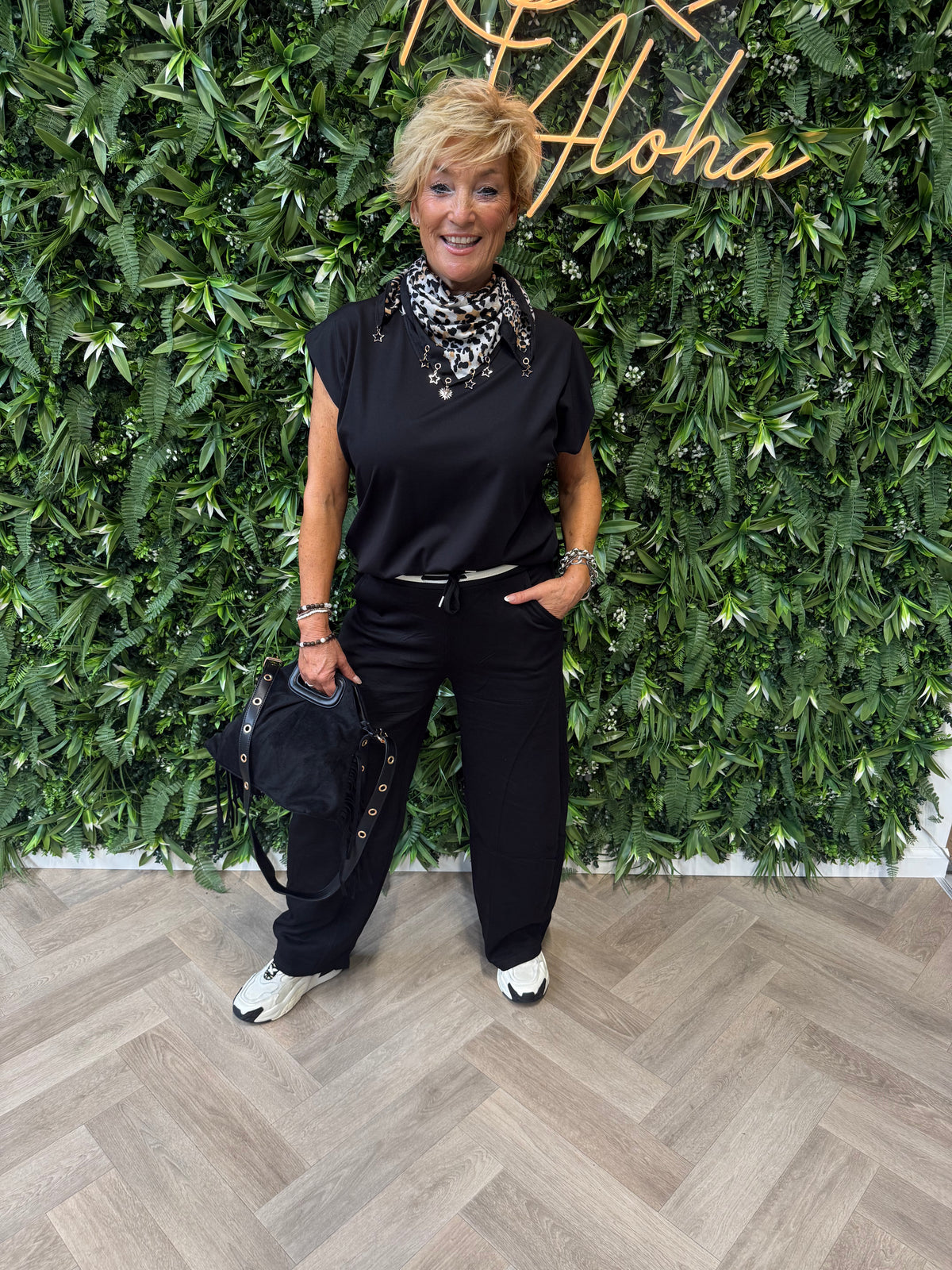 Basic top mouwloos met elastieken onderkant zwart