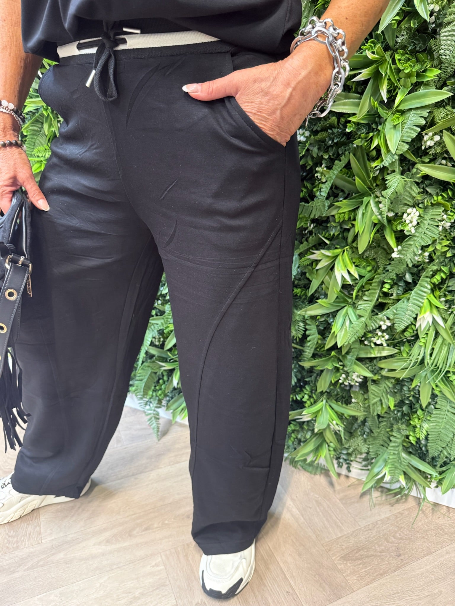Broek wide leg met tailleband zwart