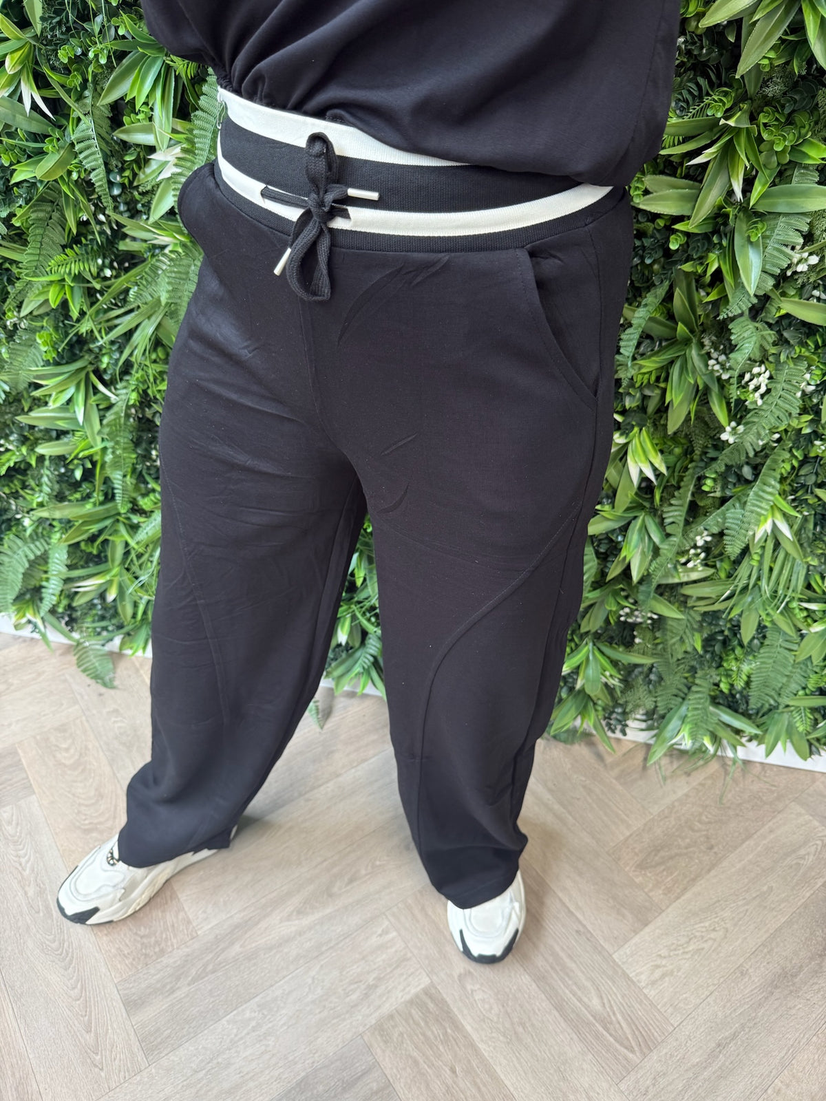 Broek wide leg met tailleband zwart