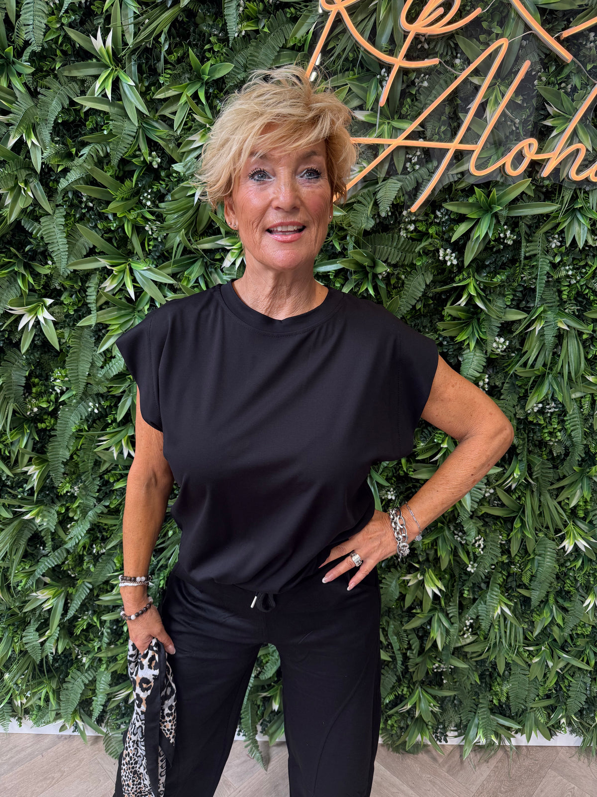 Basic top mouwloos met elastieken onderkant zwart