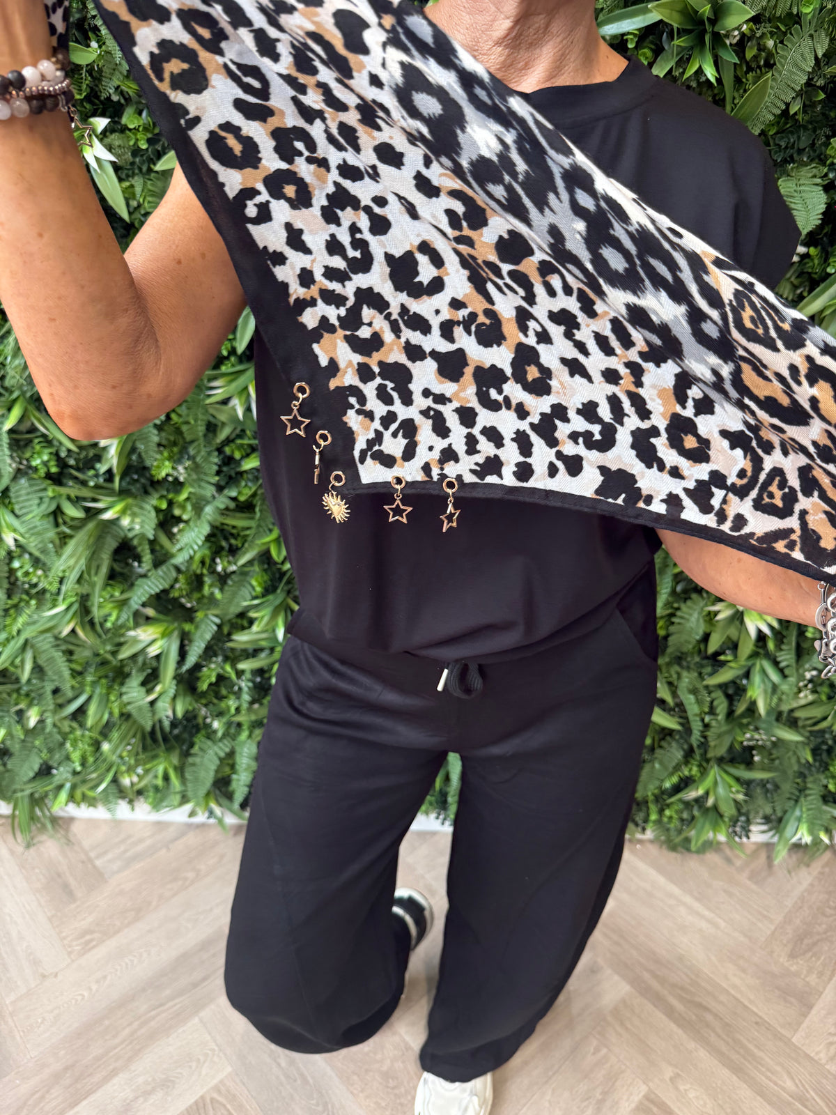 Kort sjaaltje panterprint met sierdetails wit/camel