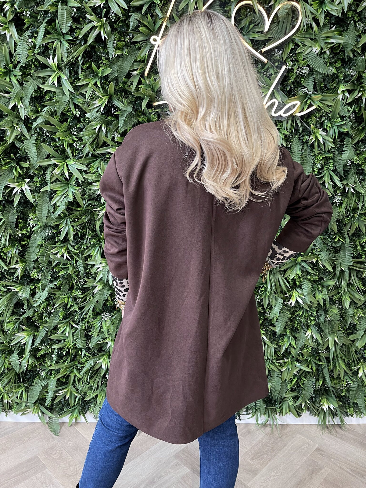 Suedine jas met knopen details bruin