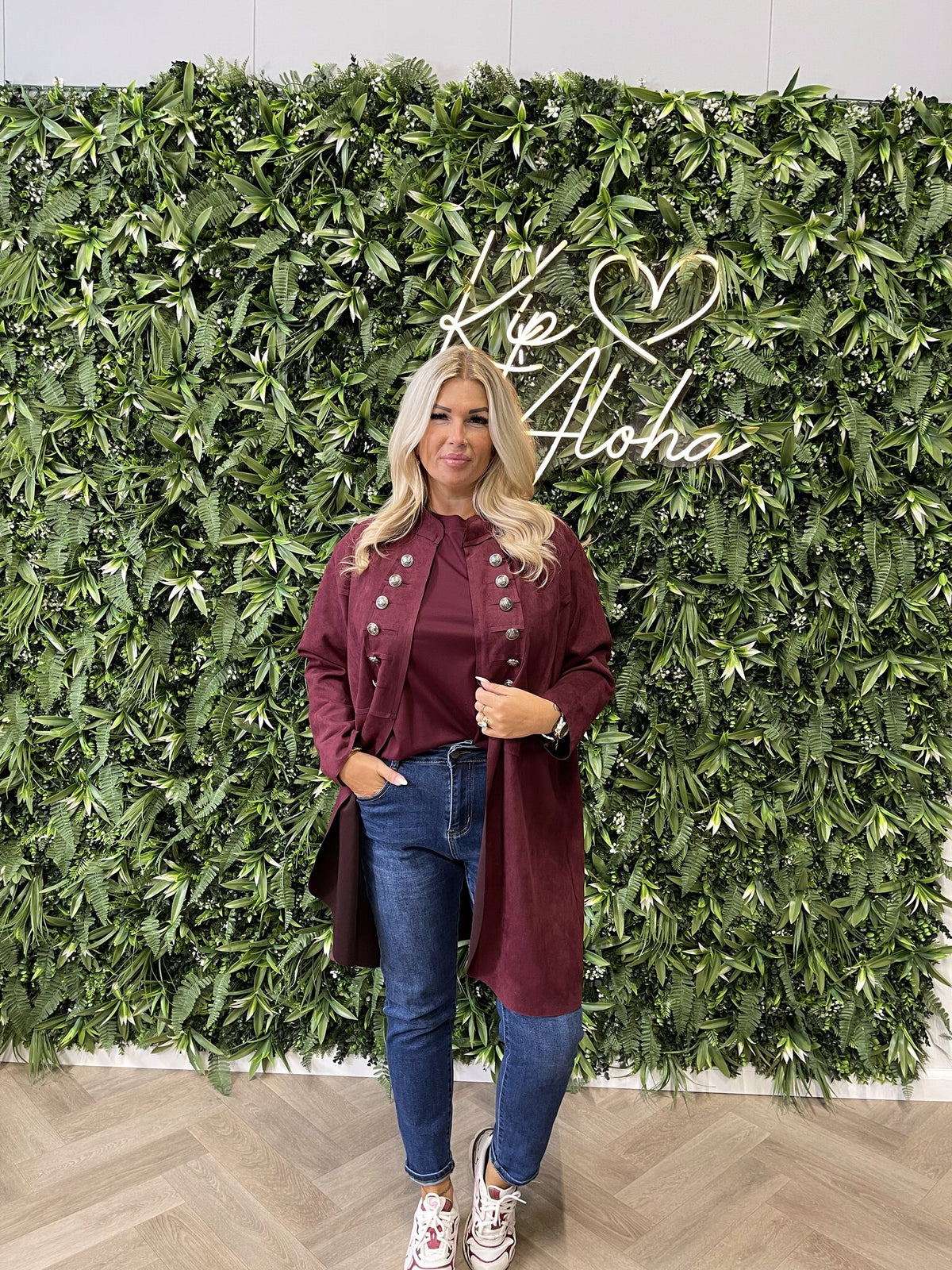 Suedine jas met knopen details bordeaux