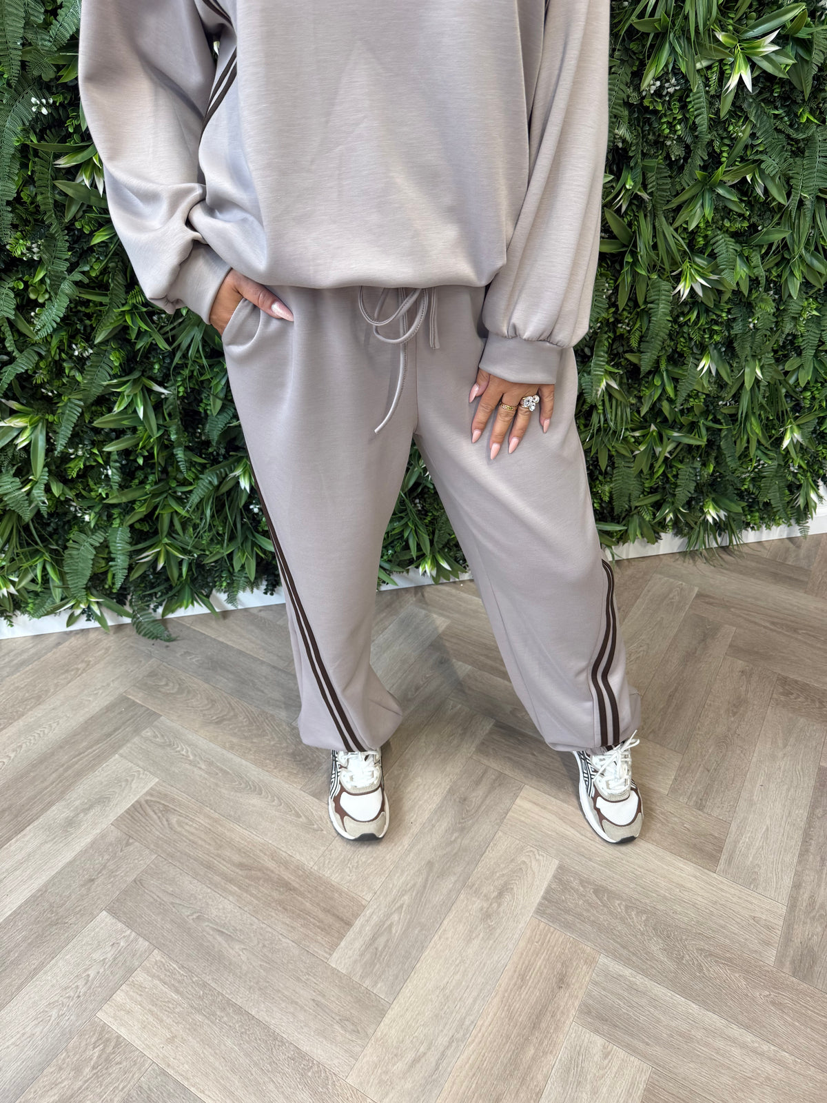 Joggingspak elastieken onderkant met bies taupe
