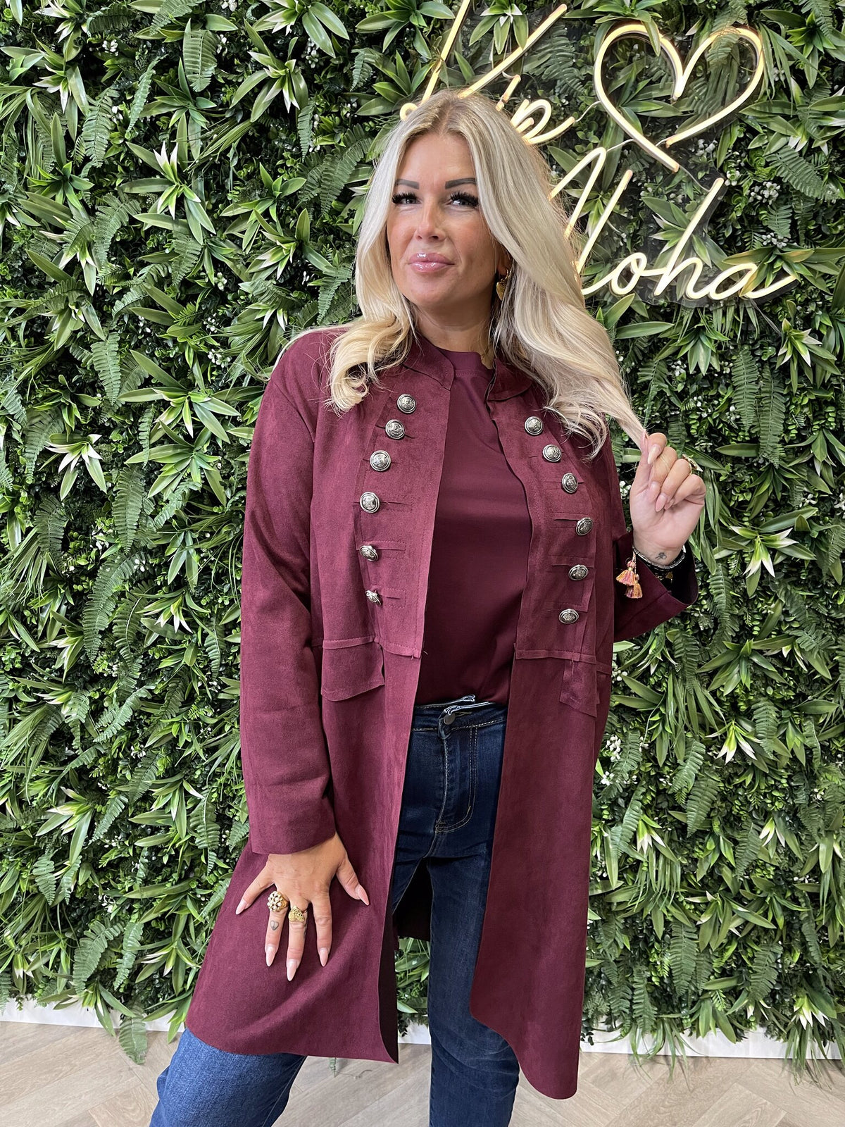 Suedine jas met knopen details bordeaux