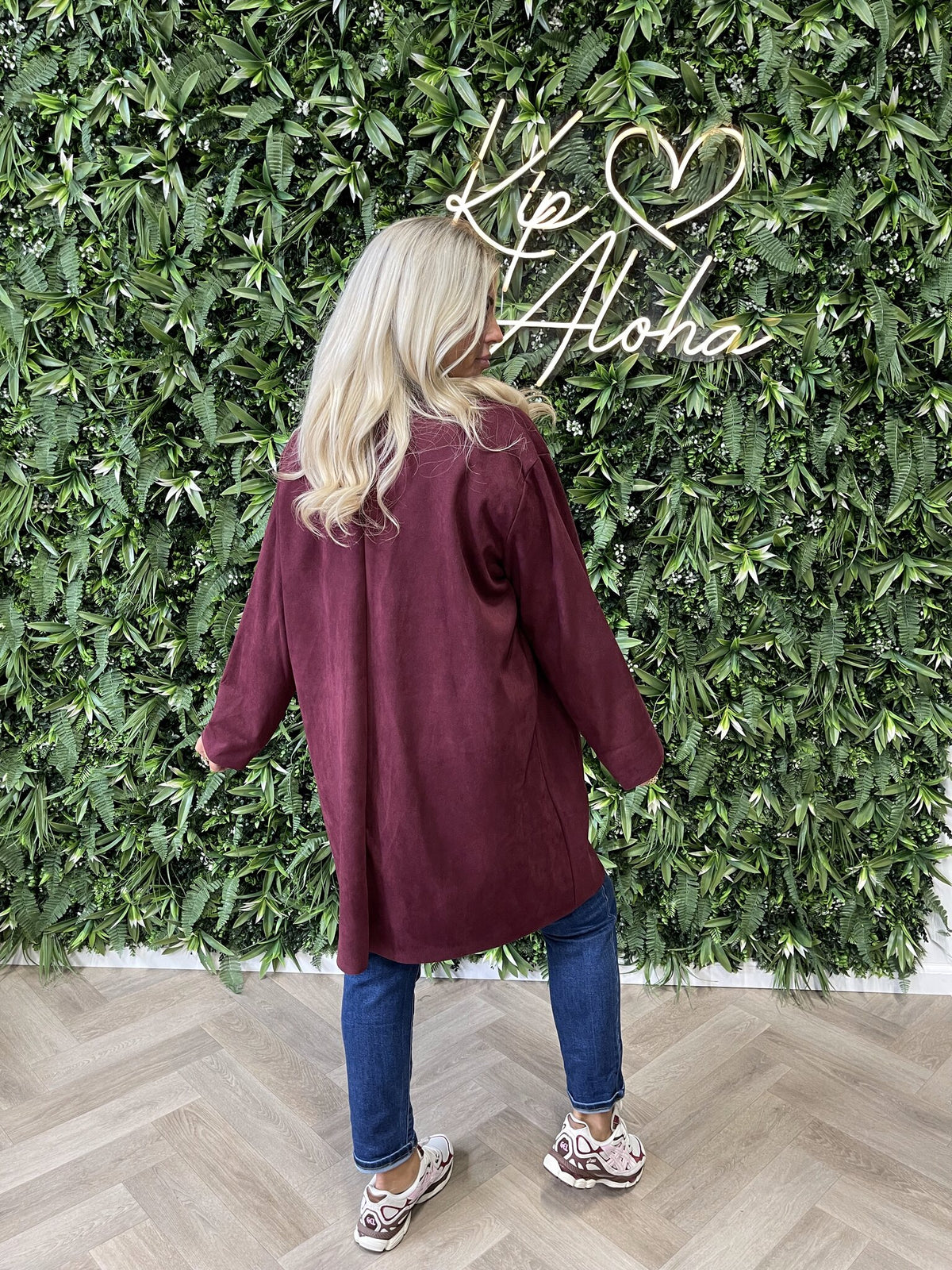 Suedine jas met knopen details bordeaux