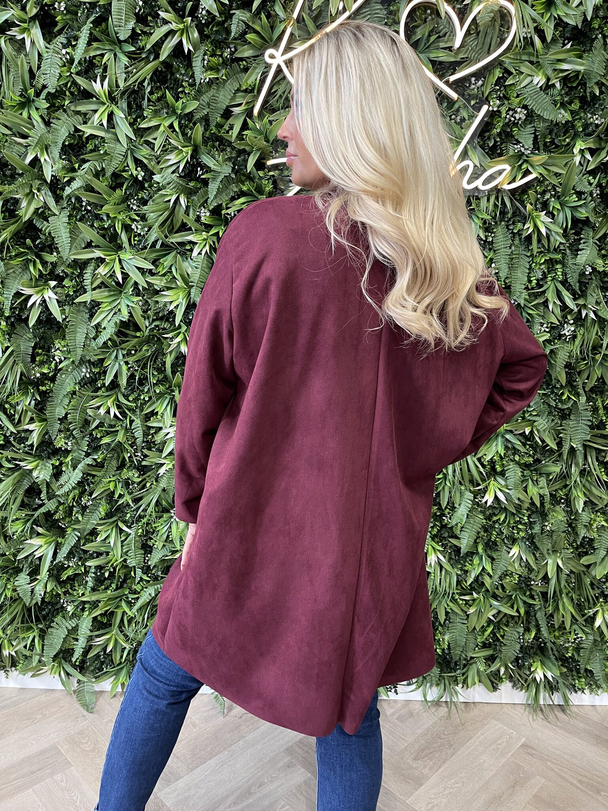 Suedine jas met knopen details bordeaux