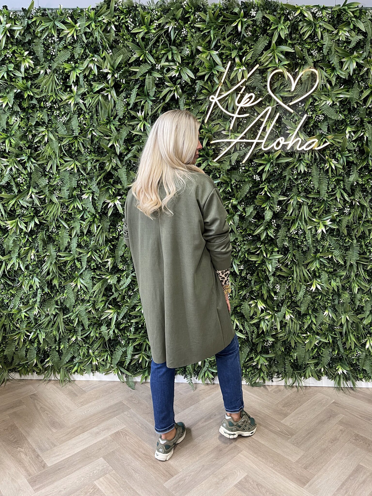 Suedine jas met knopen details olijfgroen