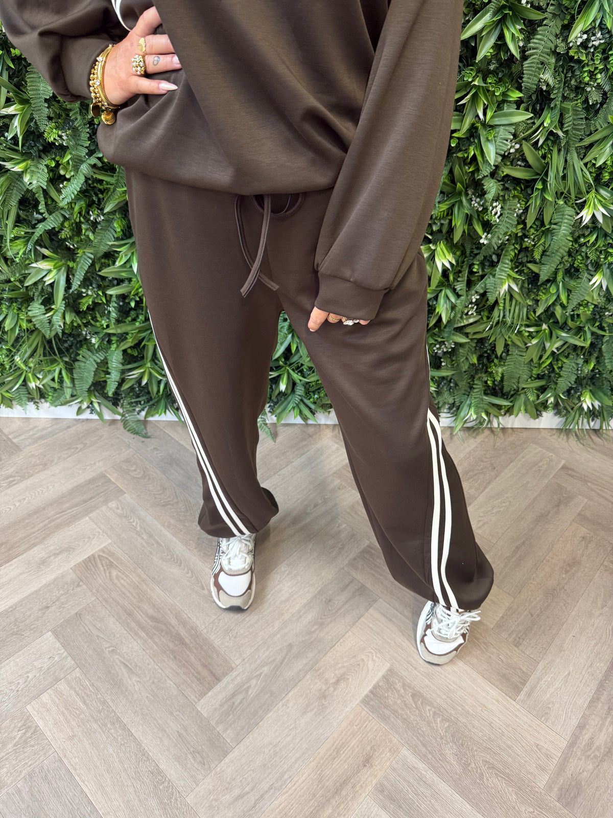 Joggingspak elastieken onderkant met bies donkerbruin