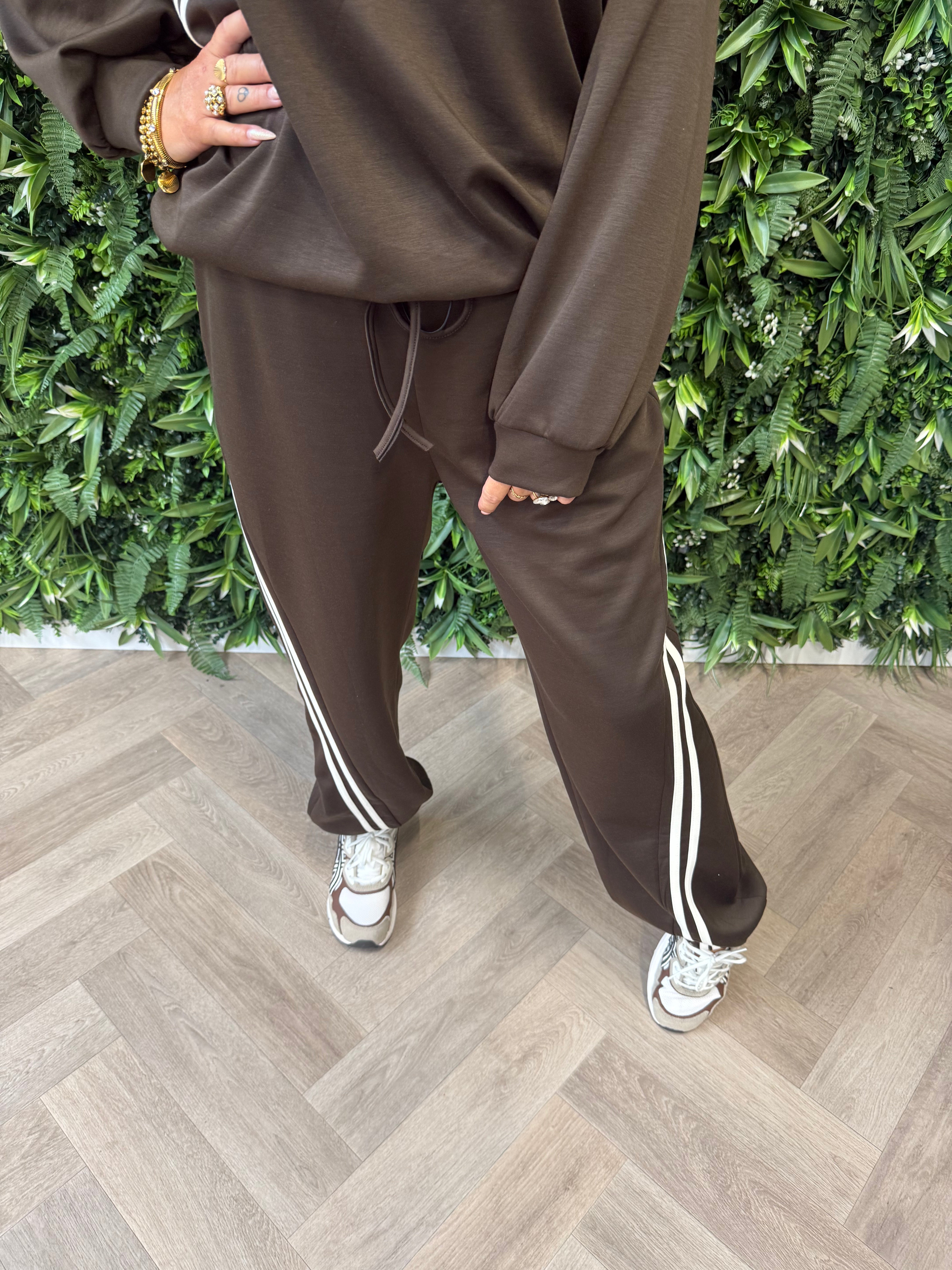 Joggingspak elastieken onderkant met bies donkerbruin