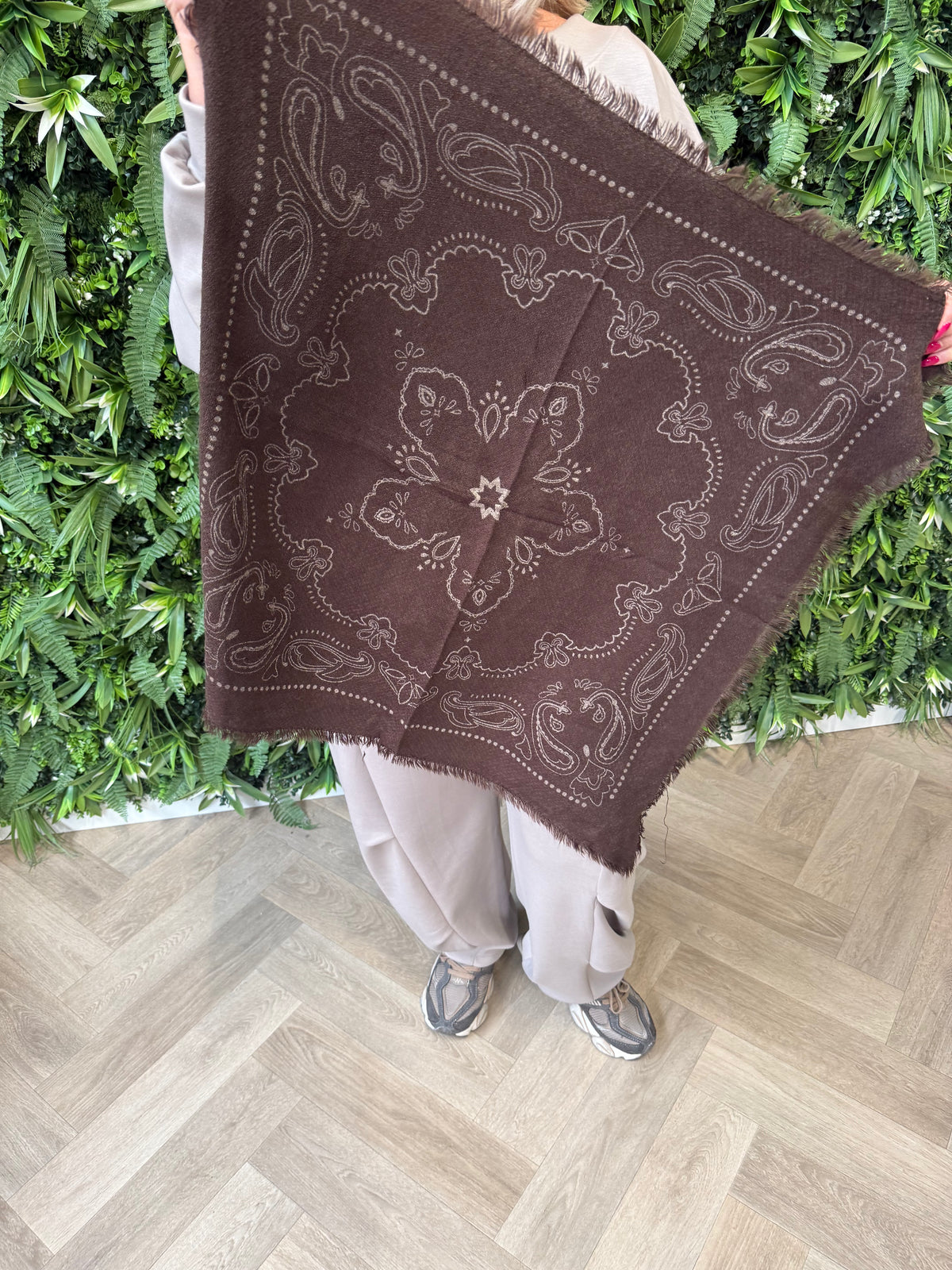 Kort sjaaltje gebreid paisley print donkerbruin