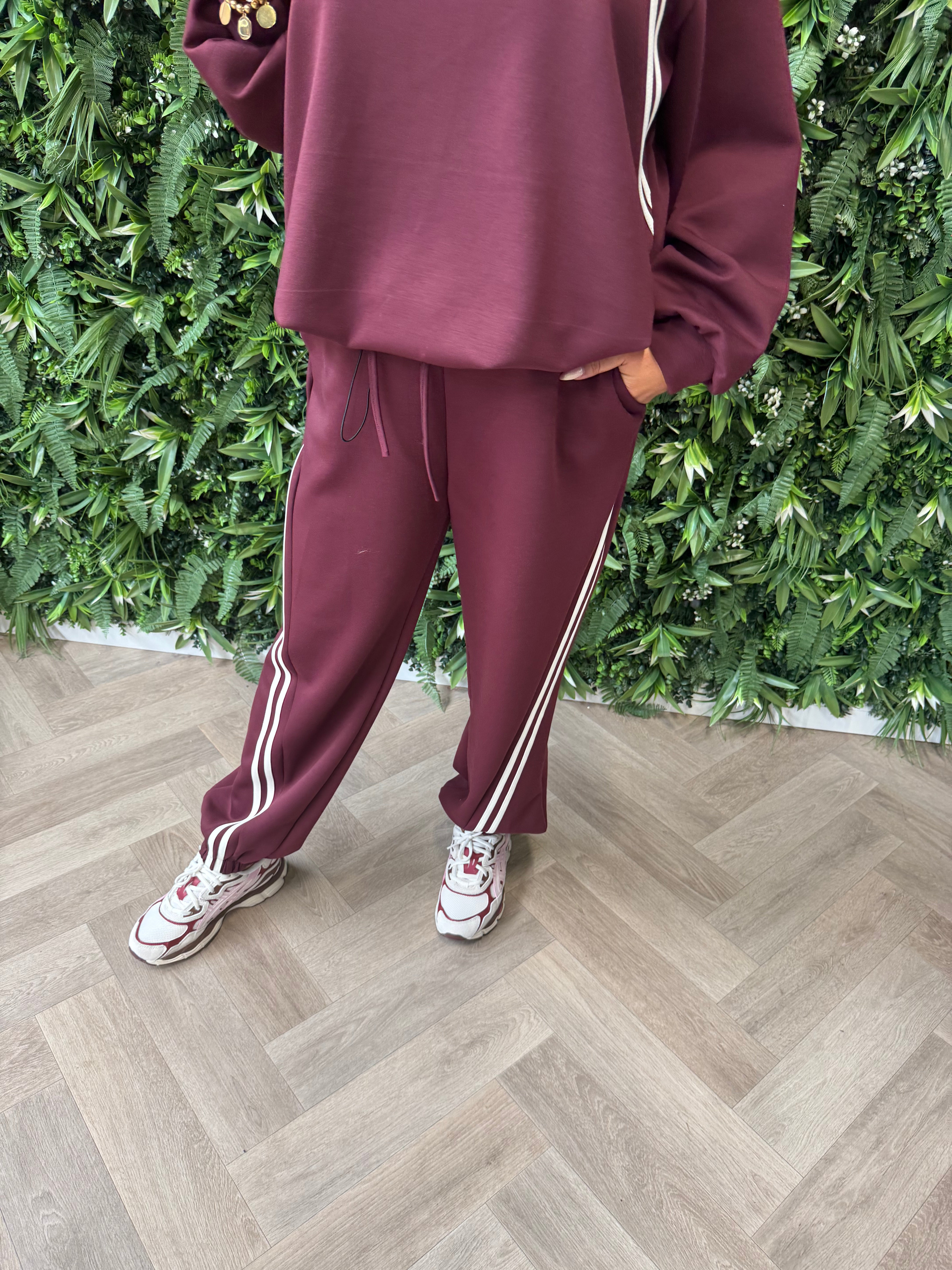 Joggingspak elastieken onderkant met bies bordeaux