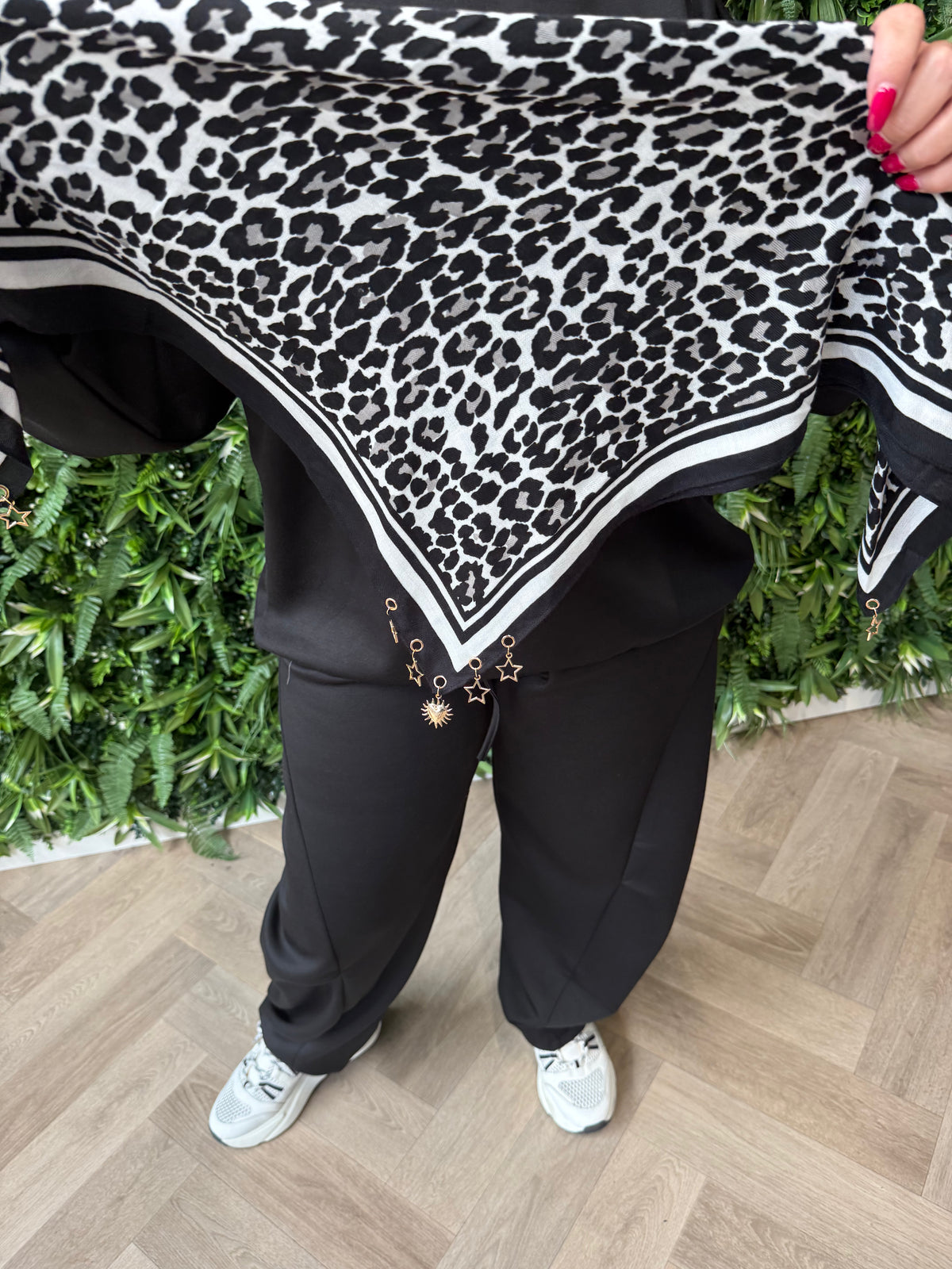Kort sjaaltje panterprint met sierdetails zwart/wit