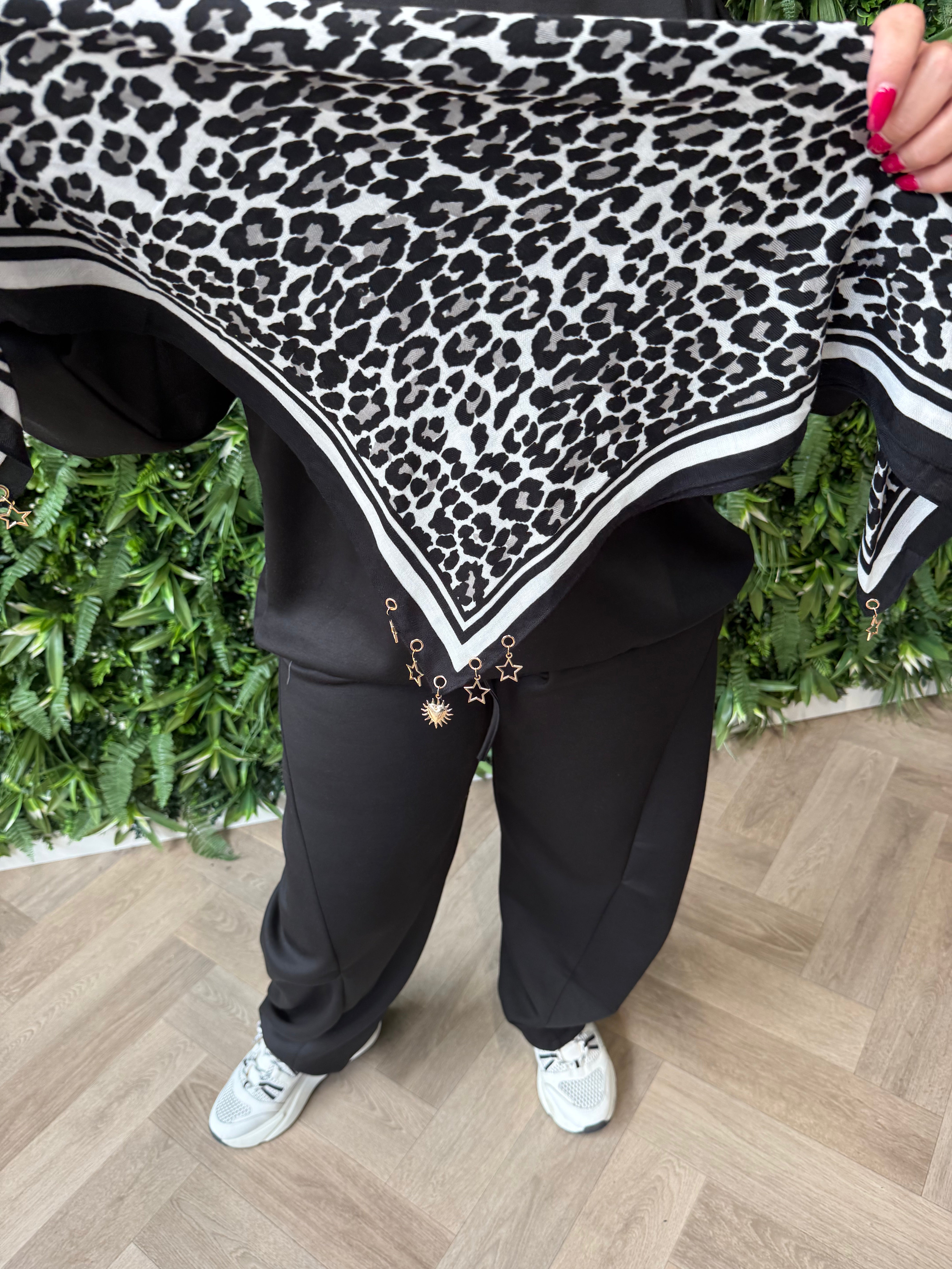 Kort sjaaltje panterprint met sierdetails zwart/wit