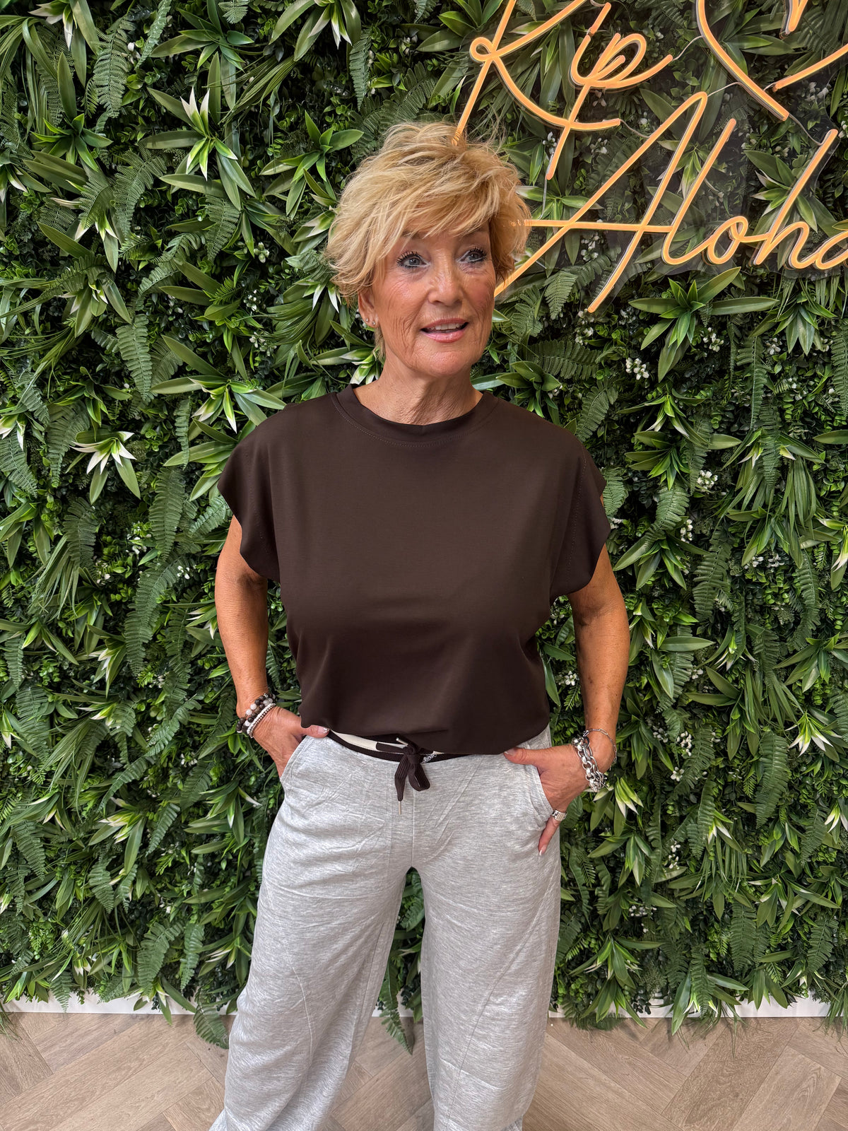 Basic top mouwloos met elastieken onderkant donkerbruin