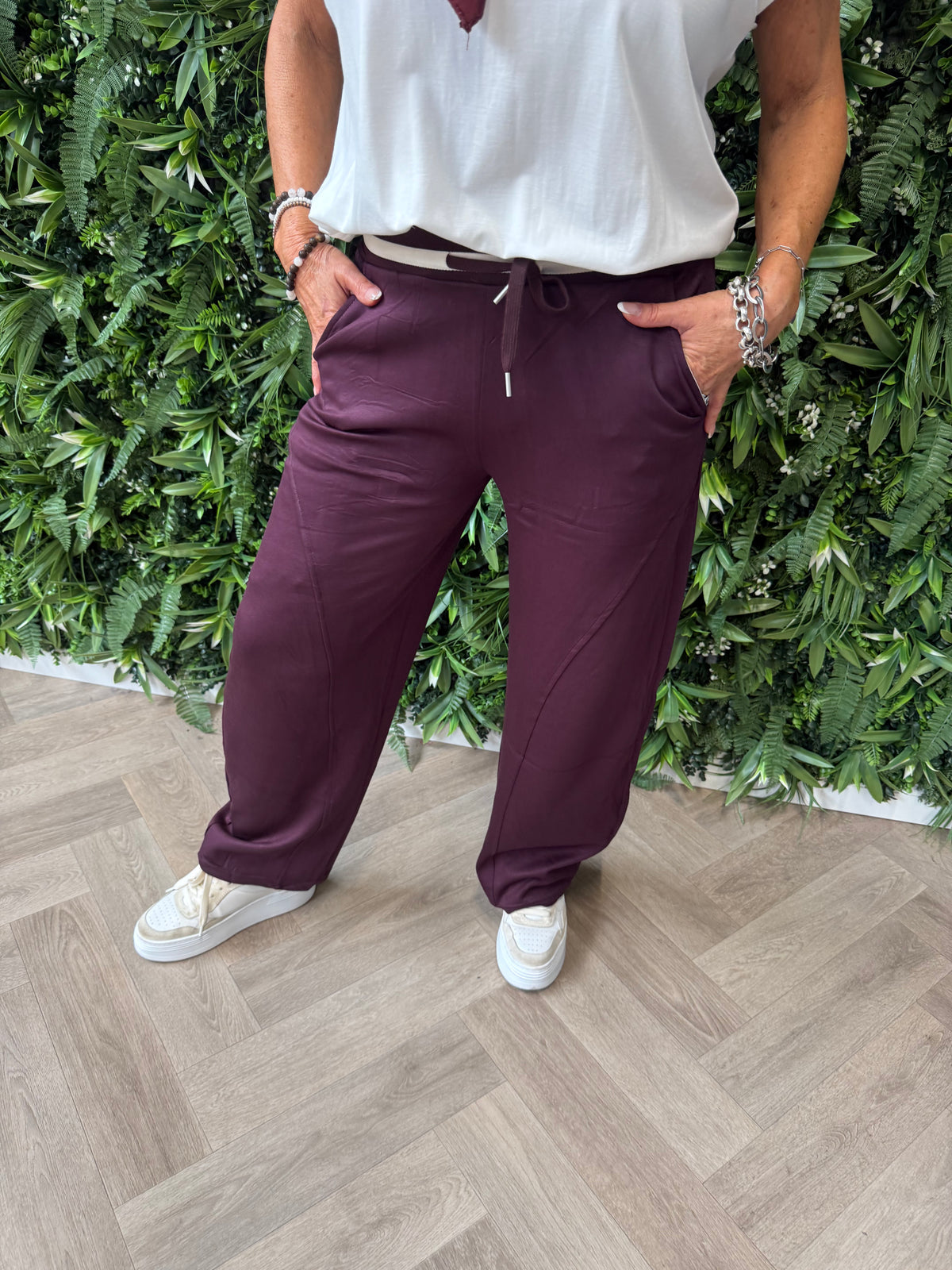 Basic top mouwloos met elastieken onderkant roomwit