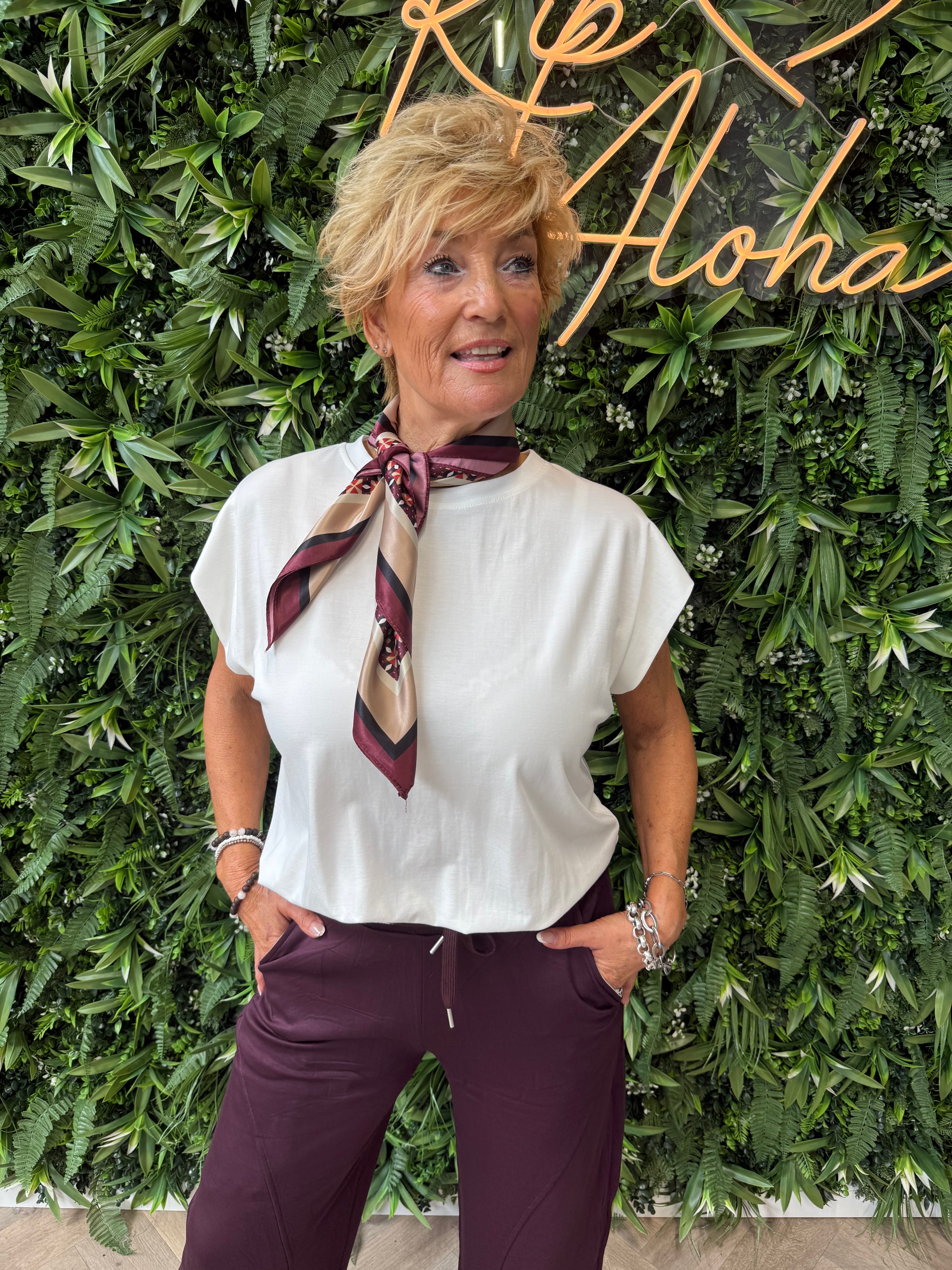 Basic top mouwloos met elastieken onderkant roomwit