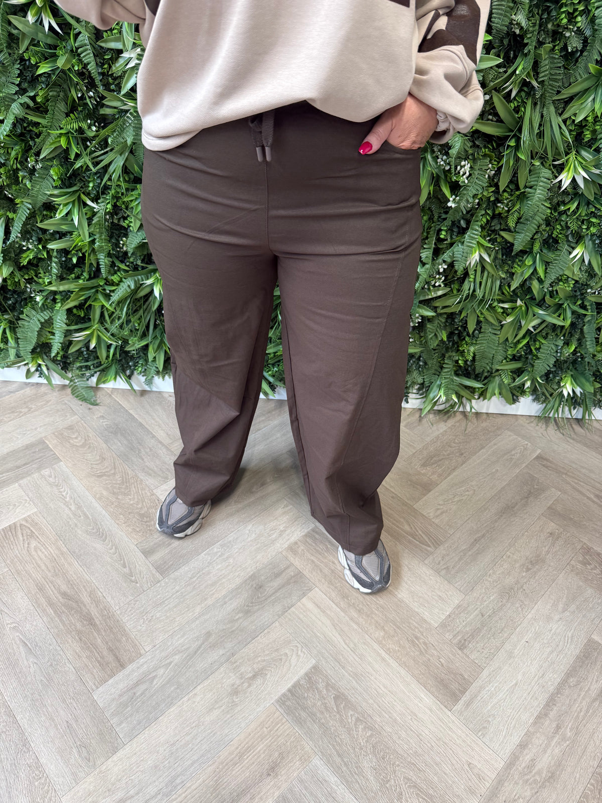 Wijde broek met aantrekkoord donkerbruin