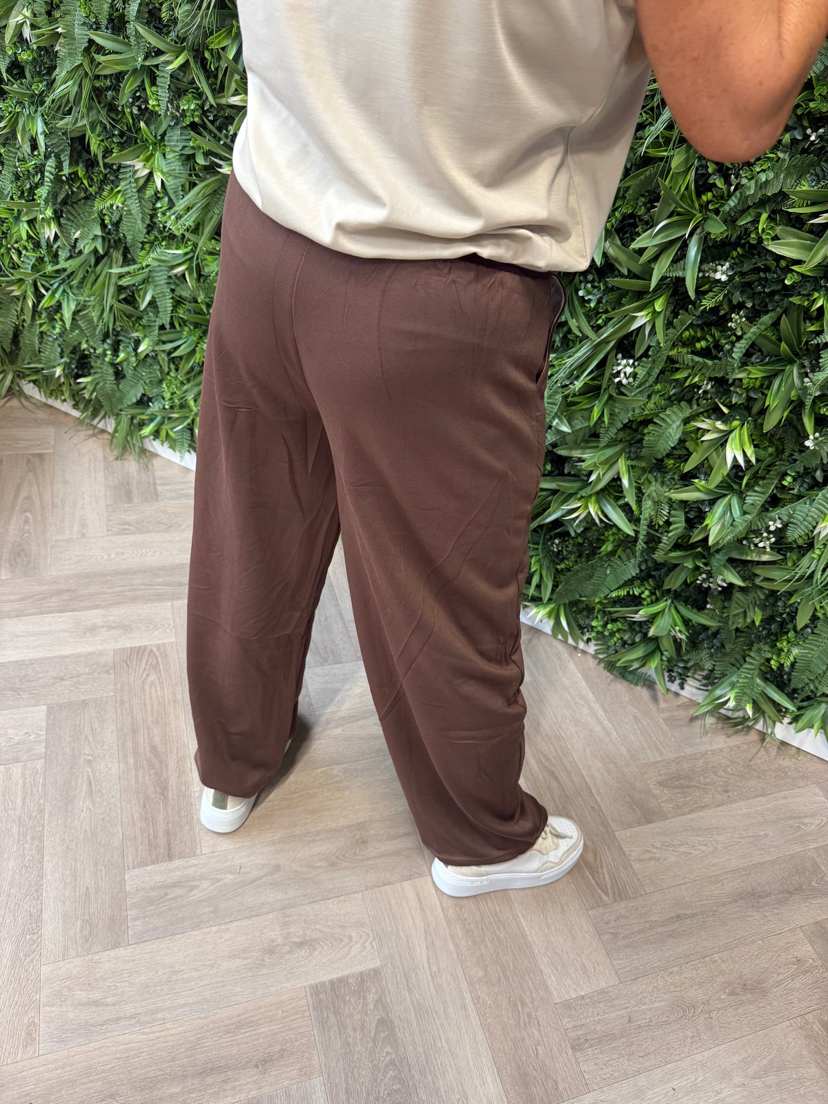 Broek wide leg met tailleband donkerbruin