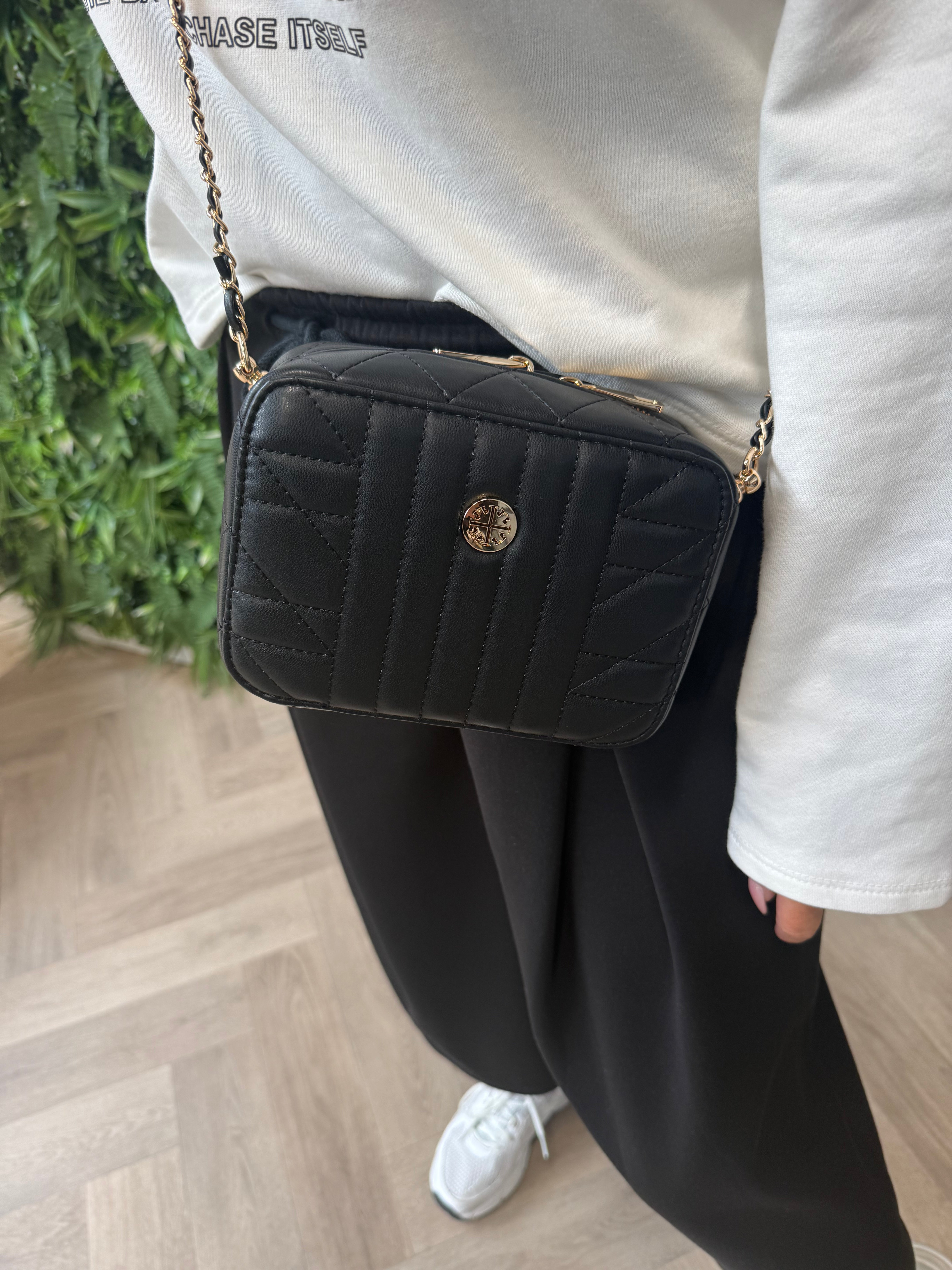 Schoudertas met goudkleurige details zwart