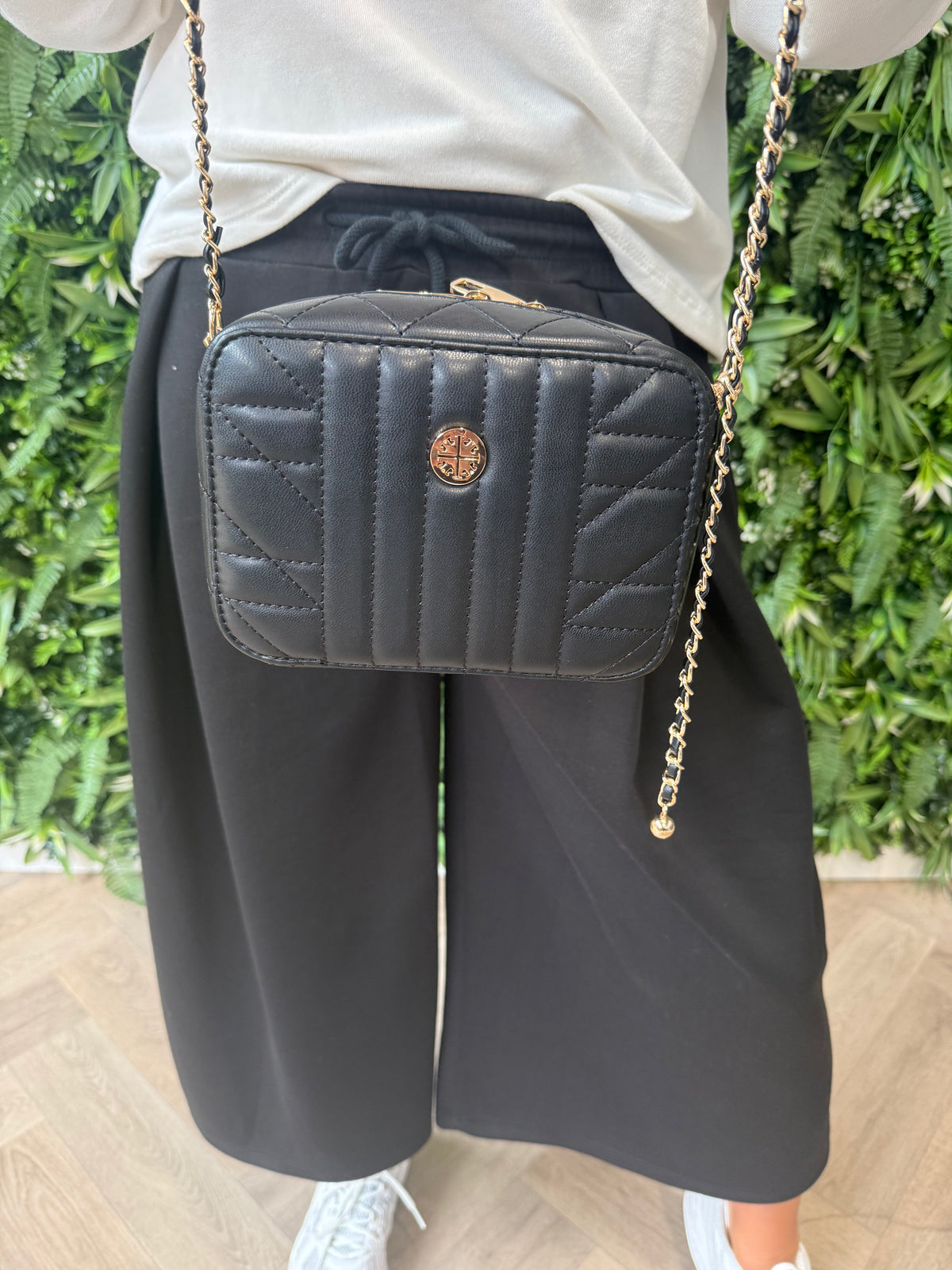 Schoudertas met goudkleurige details zwart